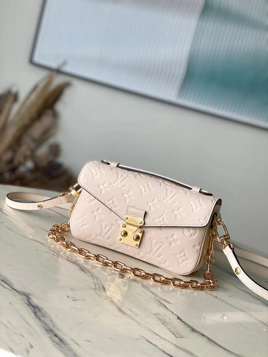 💰1100 (first-grain leather) top original order M22942 off-white. This Pochette Metis East West handbag is made of Monogram Empreinte leather with embossed Monogram pattern, which combines classic elements and contemporary details. The S-lock buckle and top handle pay tribute to the brand's box-making heritage. The compact structure and detachable shoulder short chain highlight the trendy style. Size: 21.5x13.5x6cm
