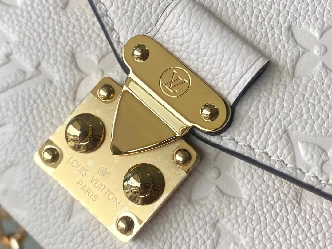 💰1100 (first-grain leather) top original order M22942 off-white. This Pochette Metis East West handbag is made of Monogram Empreinte leather with embossed Monogram pattern, which combines classic elements and contemporary details. The S-lock buckle and top handle pay tribute to the brand's box-making heritage. The compact structure and detachable shoulder short chain highlight the trendy style. Size: 21.5x13.5x6cm