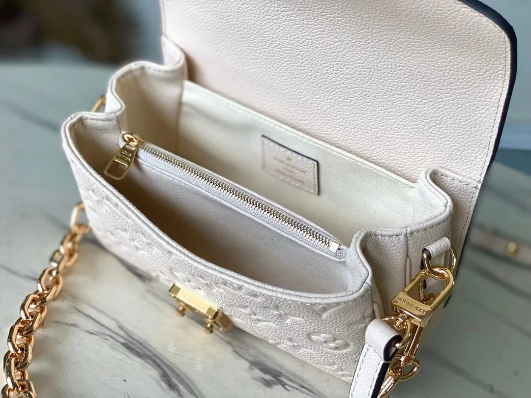 💰1100 (first-grain leather) top original order M22942 off-white. This Pochette Metis East West handbag is made of Monogram Empreinte leather with embossed Monogram pattern, which combines classic elements and contemporary details. The S-lock buckle and top handle pay tribute to the brand's box-making heritage. The compact structure and detachable shoulder short chain highlight the trendy style. Size: 21.5x13.5x6cm