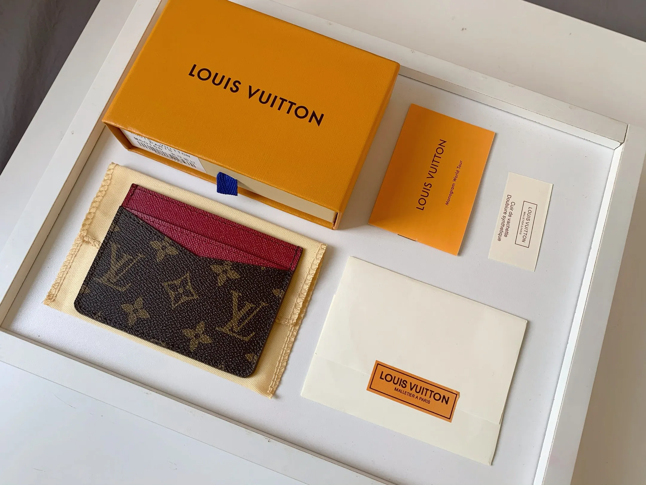 💰80 💎Card Holder Neo Card Holder made of Monogram Macassar canvas is the first choice for carrying important cards. Black leather trim makes the classic Louis Vuitton pattern even more eye-catching. Model: M60166. Size: 7.5*12