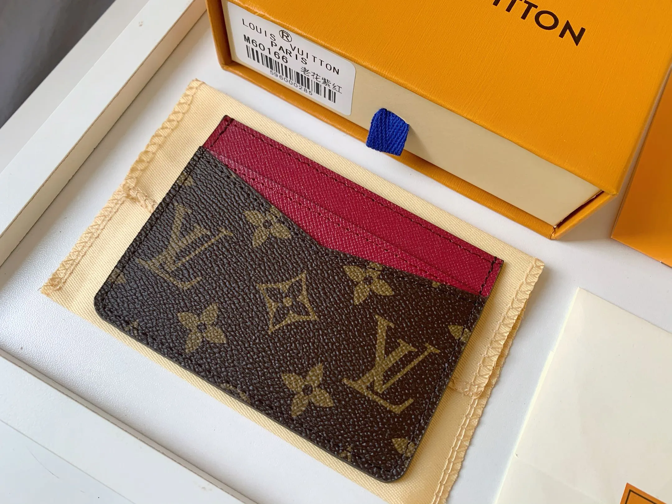 💰80 💎Card Holder Neo Card Holder made of Monogram Macassar canvas is the first choice for carrying important cards. Black leather trim makes the classic Louis Vuitton pattern even more eye-catching. Model: M60166. Size: 7.5*12