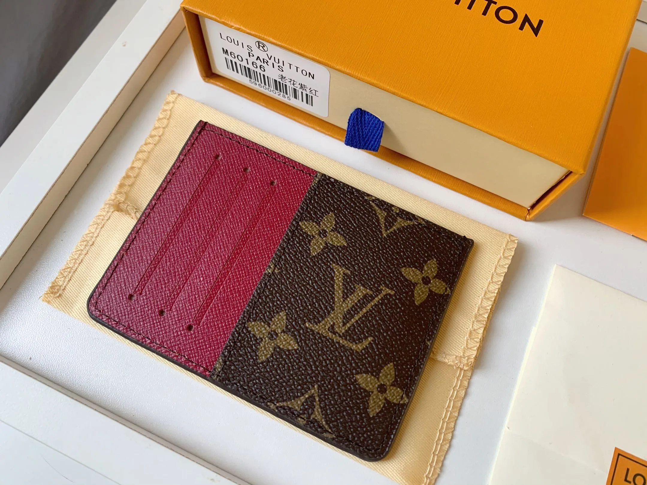 💰80 💎Card Holder Neo Card Holder made of Monogram Macassar canvas is the first choice for carrying important cards. Black leather trim makes the classic Louis Vuitton pattern even more eye-catching. Model: M60166. Size: 7.5*12