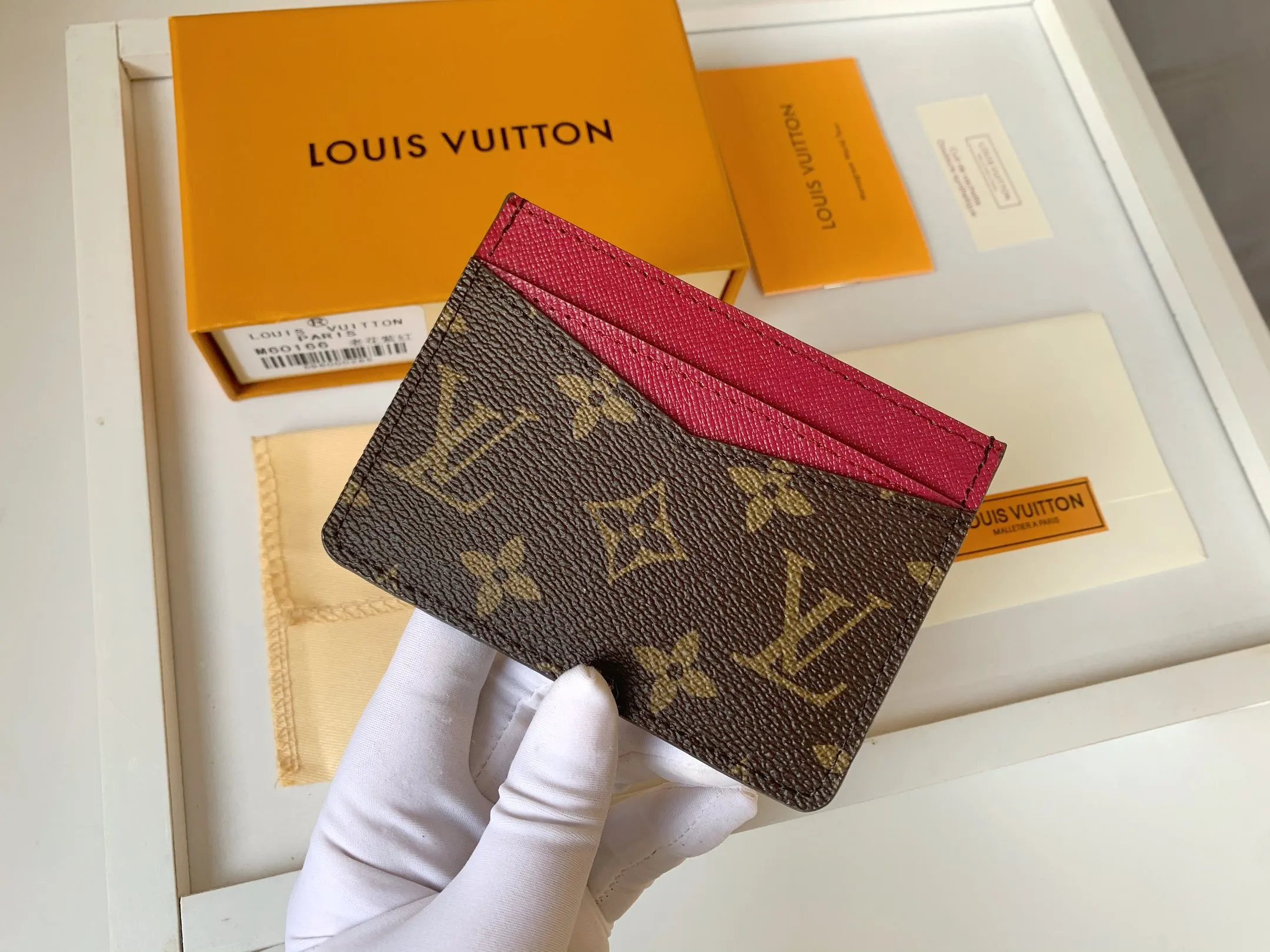 💰80 💎Card Holder Neo Card Holder made of Monogram Macassar canvas is the first choice for carrying important cards. Black leather trim makes the classic Louis Vuitton pattern even more eye-catching. Model: M60166. Size: 7.5*12