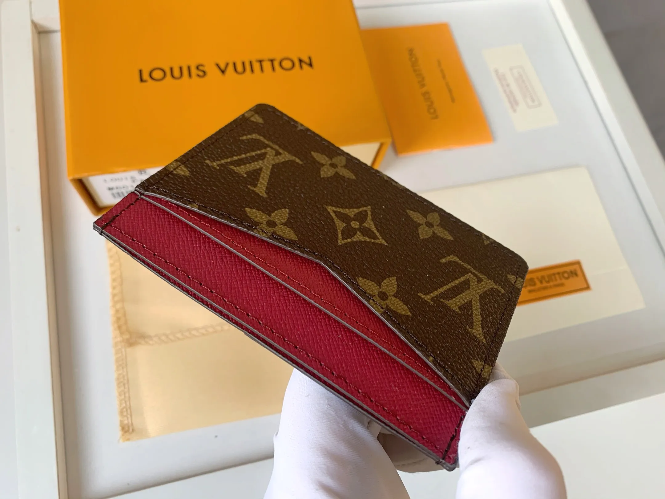 💰80 💎Card Holder Neo Card Holder made of Monogram Macassar canvas is the first choice for carrying important cards. Black leather trim makes the classic Louis Vuitton pattern even more eye-catching. Model: M60166. Size: 7.5*12