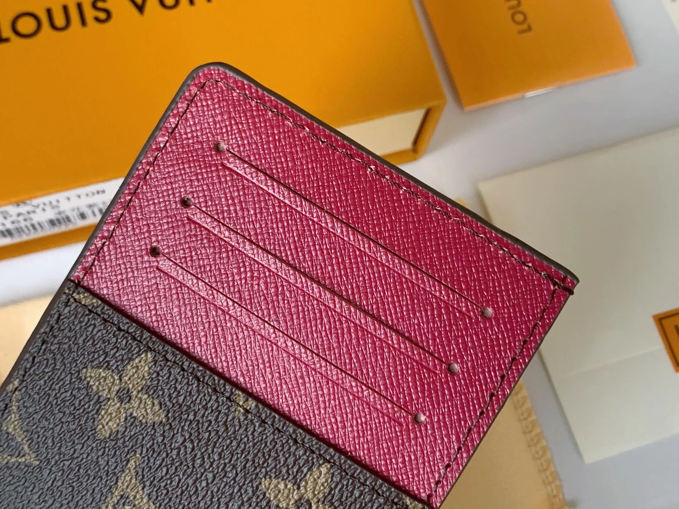 💰80 💎Card Holder Neo Card Holder made of Monogram Macassar canvas is the first choice for carrying important cards. Black leather trim makes the classic Louis Vuitton pattern even more eye-catching. Model: M60166. Size: 7.5*12
