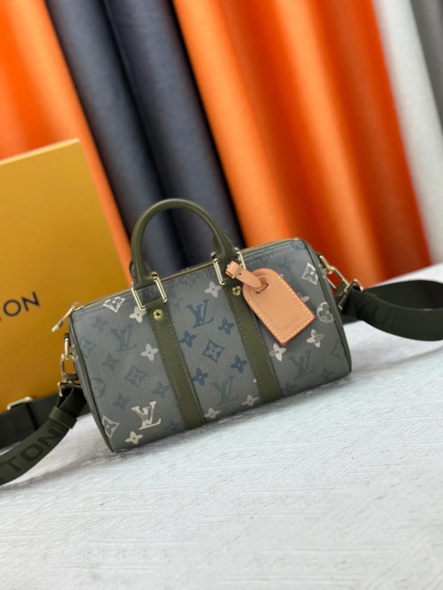 P240 Upgraded original M15428 embroidery M46271 M26818 M26930 M27161 This Keepall 25 handbag is made of Monogram Eclipse Reverse canvas, showing an elegant reinterpretation of Louis Vuitton's classic pattern. Reinforced straps and leather name tags are signature elements of the Keepall collection, while a zipper closure keeps personal items safe and secure. 25.0 x 15.0 x 11.0 cm (length x height x width)