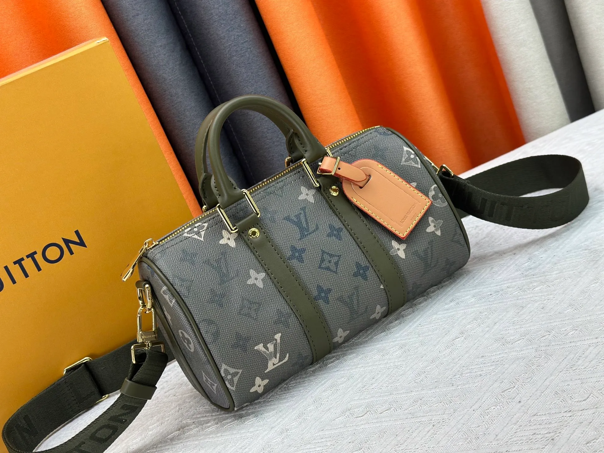 P240 Upgraded original M15428 embroidery M46271 M26818 M26930 M27161 This Keepall 25 handbag is made of Monogram Eclipse Reverse canvas, showing an elegant reinterpretation of Louis Vuitton's classic pattern. Reinforced straps and leather name tags are signature elements of the Keepall collection, while a zipper closure keeps personal items safe and secure. 25.0 x 15.0 x 11.0 cm (length x height x width)