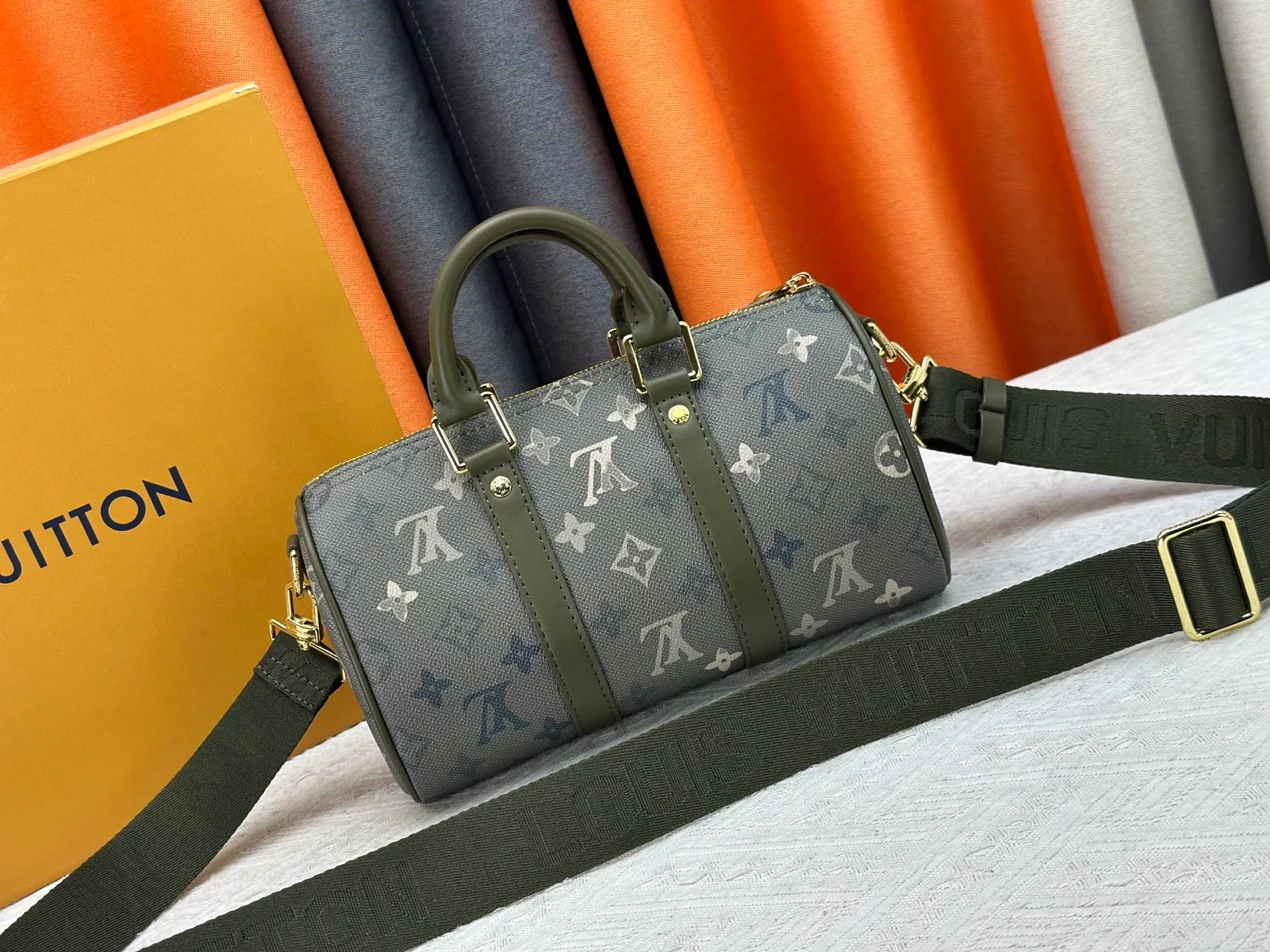 P240 Upgraded original M15428 embroidery M46271 M26818 M26930 M27161 This Keepall 25 handbag is made of Monogram Eclipse Reverse canvas, showing an elegant reinterpretation of Louis Vuitton's classic pattern. Reinforced straps and leather name tags are signature elements of the Keepall collection, while a zipper closure keeps personal items safe and secure. 25.0 x 15.0 x 11.0 cm (length x height x width)