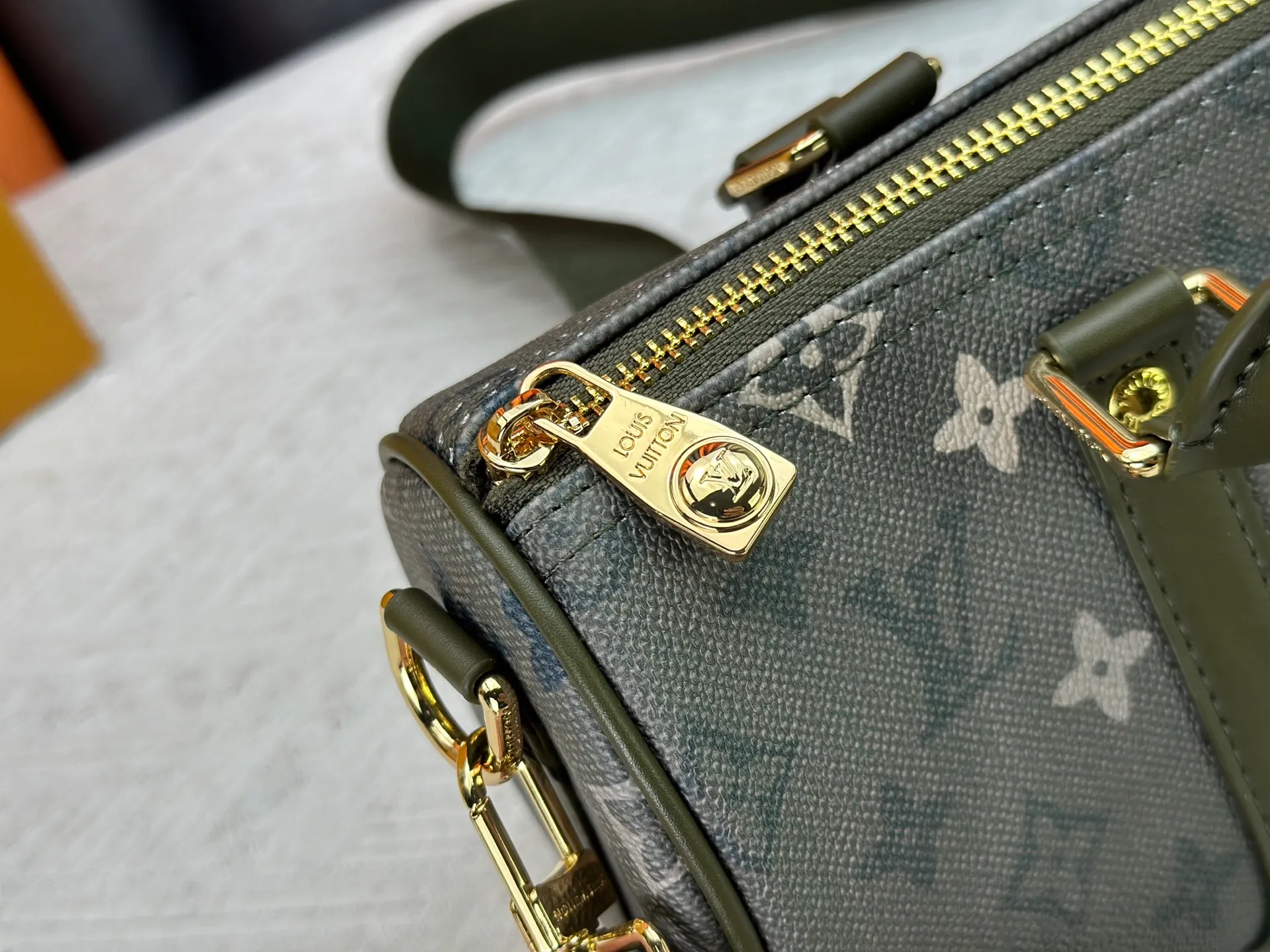 P240 Upgraded original M15428 embroidery M46271 M26818 M26930 M27161 This Keepall 25 handbag is made of Monogram Eclipse Reverse canvas, showing an elegant reinterpretation of Louis Vuitton's classic pattern. Reinforced straps and leather name tags are signature elements of the Keepall collection, while a zipper closure keeps personal items safe and secure. 25.0 x 15.0 x 11.0 cm (length x height x width)