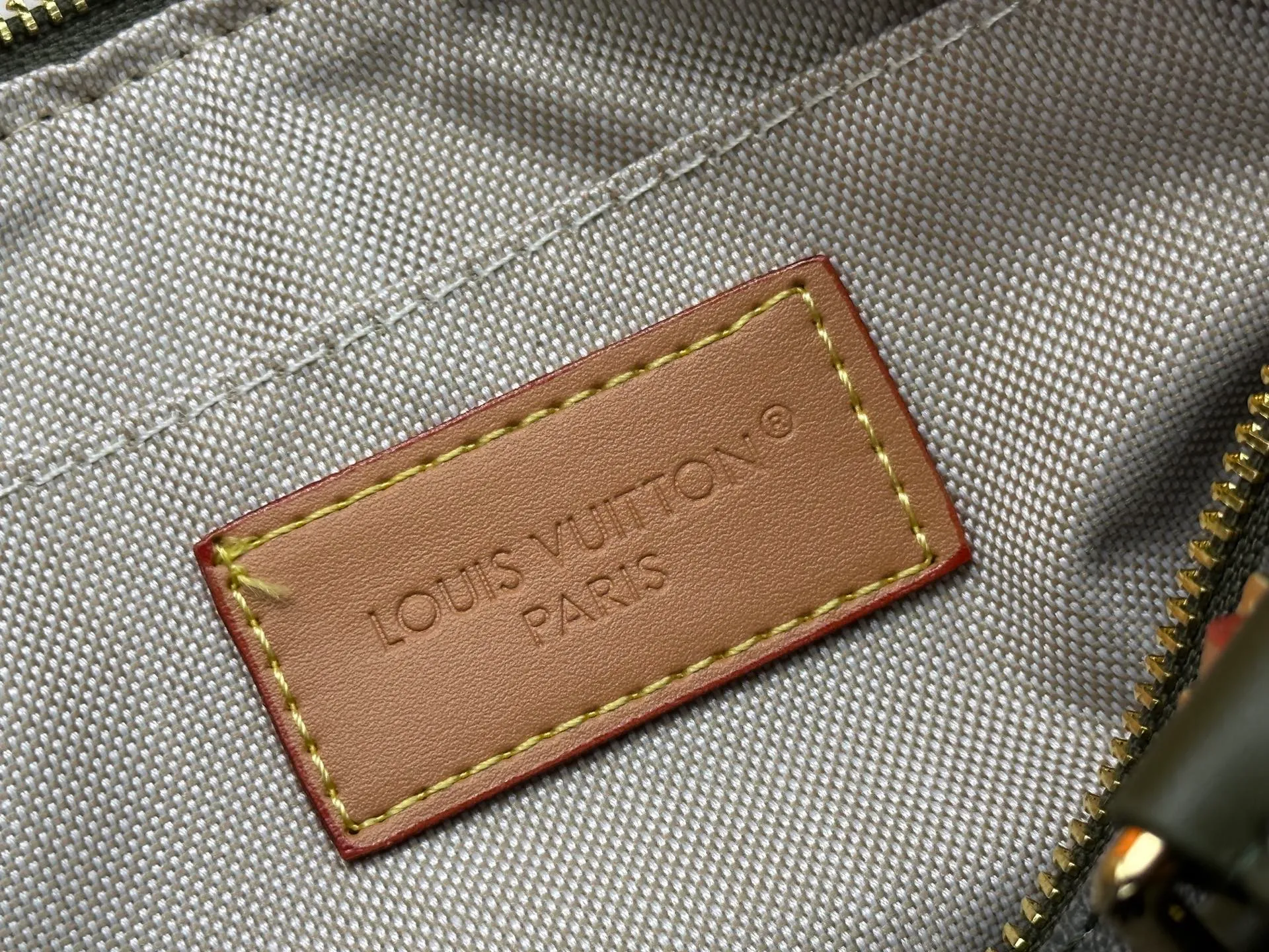 P240 Upgraded original M15428 embroidery M46271 M26818 M26930 M27161 This Keepall 25 handbag is made of Monogram Eclipse Reverse canvas, showing an elegant reinterpretation of Louis Vuitton's classic pattern. Reinforced straps and leather name tags are signature elements of the Keepall collection, while a zipper closure keeps personal items safe and secure. 25.0 x 15.0 x 11.0 cm (length x height x width)