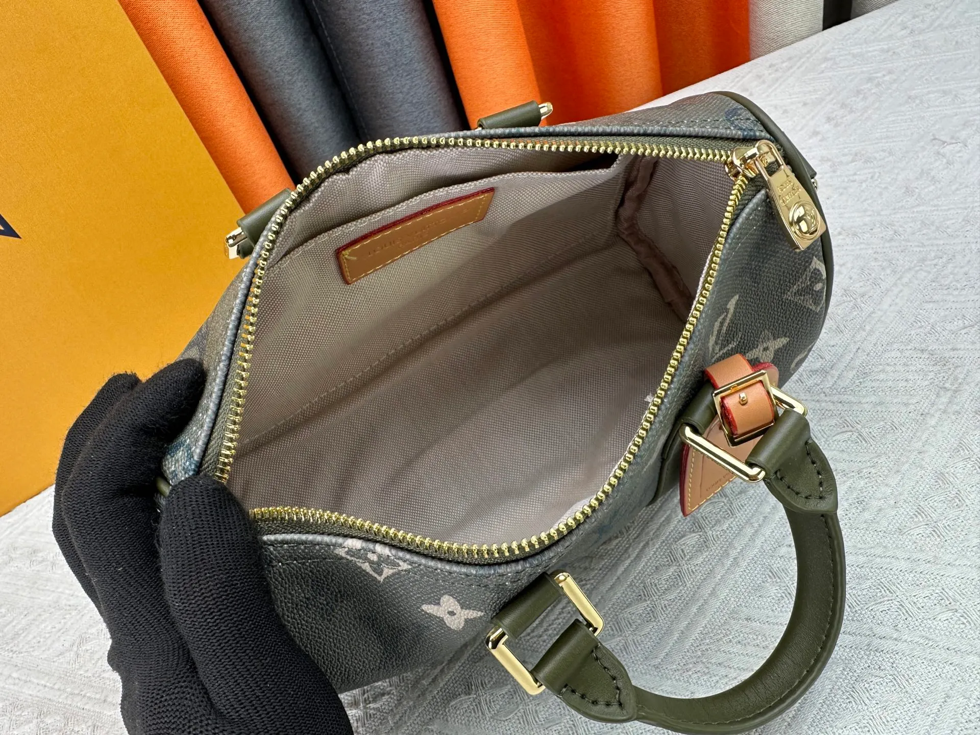 P240 Upgraded original M15428 embroidery M46271 M26818 M26930 M27161 This Keepall 25 handbag is made of Monogram Eclipse Reverse canvas, showing an elegant reinterpretation of Louis Vuitton's classic pattern. Reinforced straps and leather name tags are signature elements of the Keepall collection, while a zipper closure keeps personal items safe and secure. 25.0 x 15.0 x 11.0 cm (length x height x width)