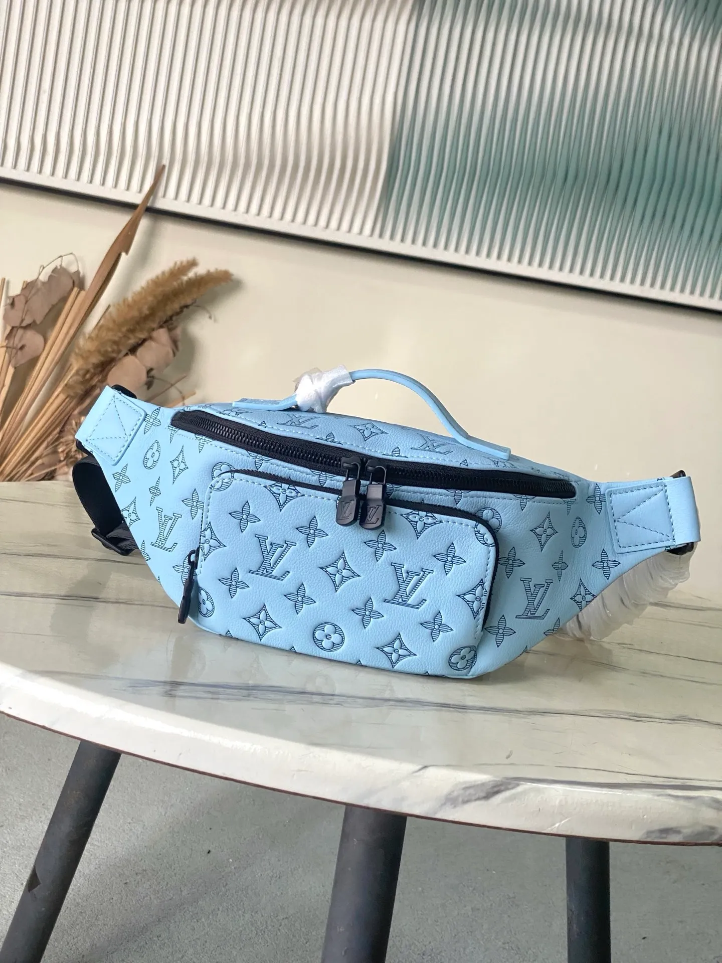 💰1100 (top-grain leather) Top-quality original order M14782 This Rush waist bag is made of Monogram Shadow embossed cow leather with a matte texture, and uses handsome tones to create a dynamic charm. Use the adjustable shoulder strap to switch between waist, shoulder and cross-body wear. 15 x 8 x 30 cm (height x width x length)