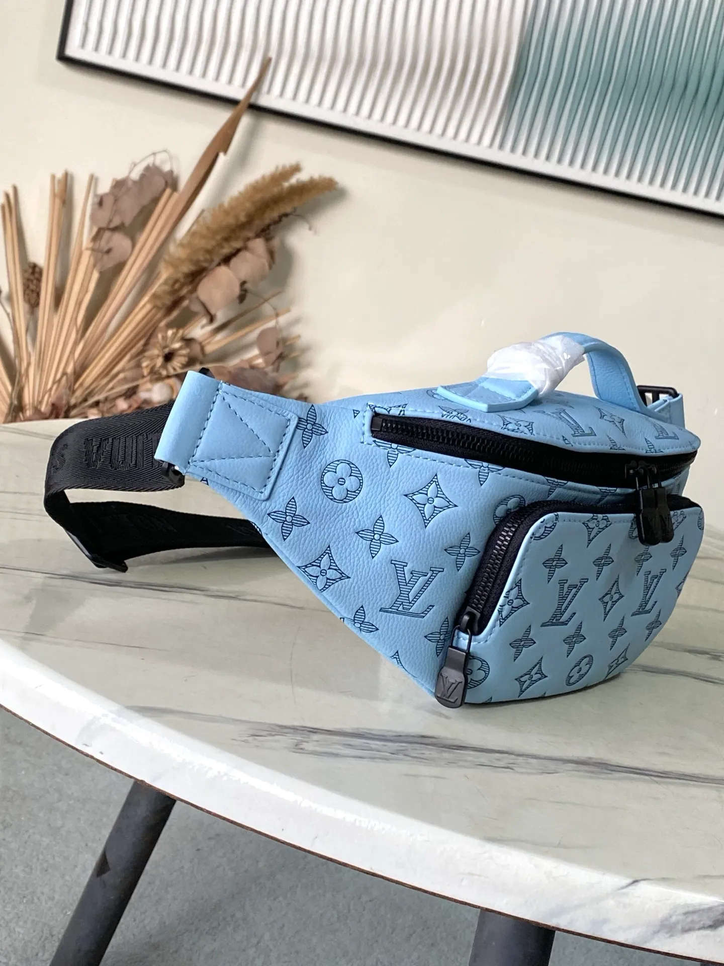 💰1100 (top-grain leather) Top-quality original order M14782 This Rush waist bag is made of Monogram Shadow embossed cow leather with a matte texture, and uses handsome tones to create a dynamic charm. Use the adjustable shoulder strap to switch between waist, shoulder and cross-body wear. 15 x 8 x 30 cm (height x width x length)