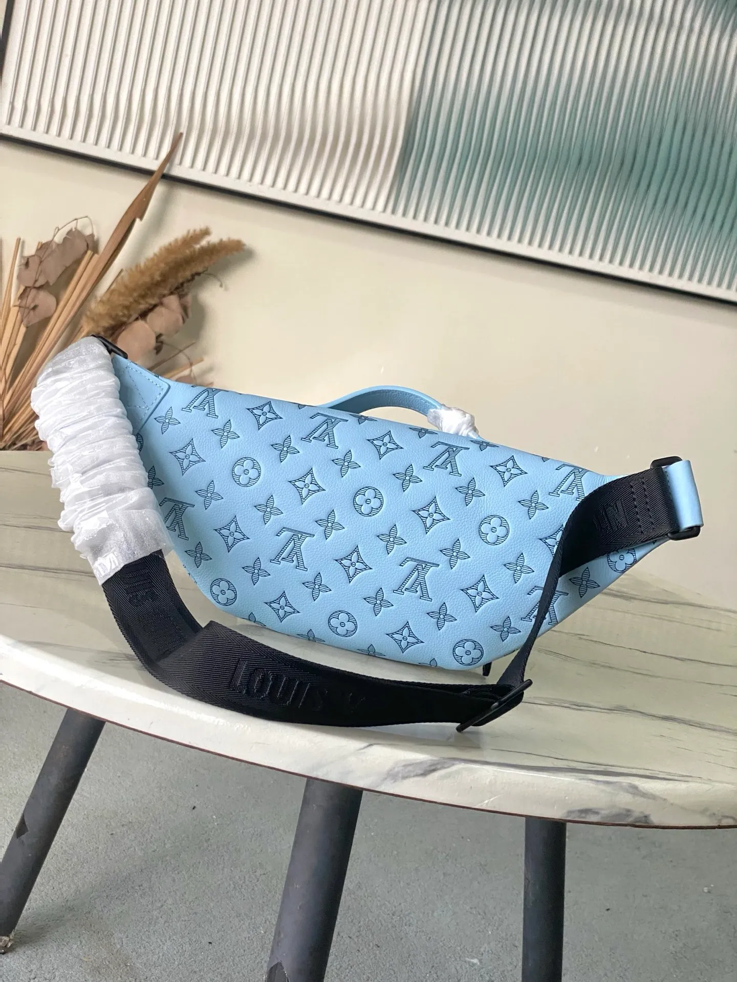 💰1100 (top-grain leather) Top-quality original order M14782 This Rush waist bag is made of Monogram Shadow embossed cow leather with a matte texture, and uses handsome tones to create a dynamic charm. Use the adjustable shoulder strap to switch between waist, shoulder and cross-body wear. 15 x 8 x 30 cm (height x width x length)