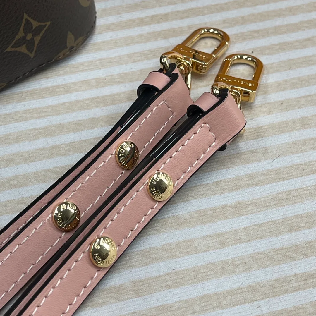[Upgraded version] P600🐶Upgraded version. High quality. Semi-steel hardware. Comes with a full set of packaging and delivery with wide shoulder straps❣️Real shot. M44022🐶NEONOE handbag Noé, the champagne wine bag born in 1932, returns to the 2017 spring series with a new look. The trendy bucket bag Néonoé is made of soft Monogram canvas fabric and decorated with colorful calfskin. The adjustable shoulder strap allows for a modern cross-body style. Dimensions: 26.0x 26.0x 17.5 cm
