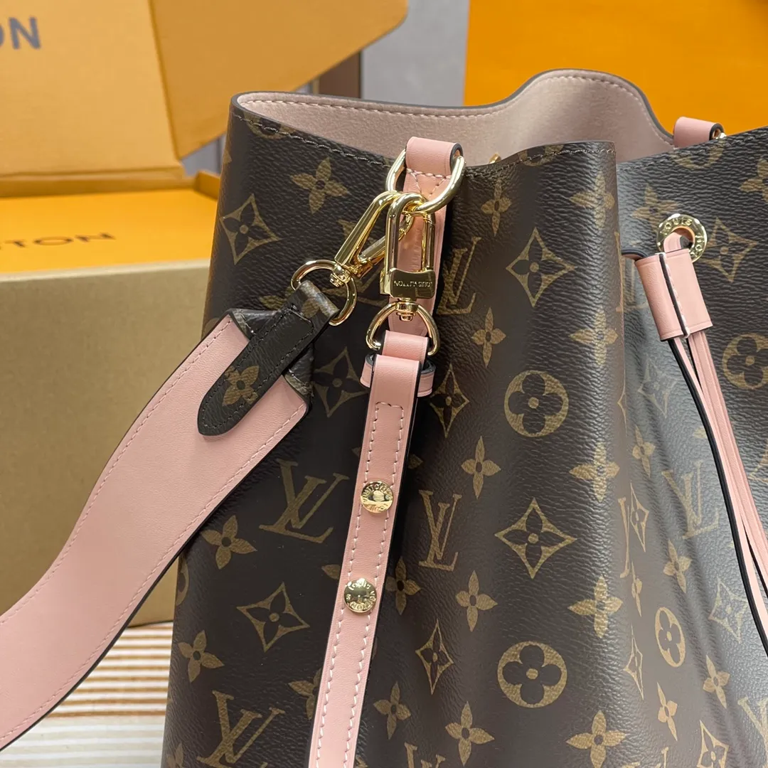 [Upgraded version] P600🐶Upgraded version. High quality. Semi-steel hardware. Comes with a full set of packaging and delivery with wide shoulder straps❣️Real shot. M44022🐶NEONOE handbag Noé, the champagne wine bag born in 1932, returns to the 2017 spring series with a new look. The trendy bucket bag Néonoé is made of soft Monogram canvas fabric and decorated with colorful calfskin. The adjustable shoulder strap allows for a modern cross-body style. Dimensions: 26.0x 26.0x 17.5 cm