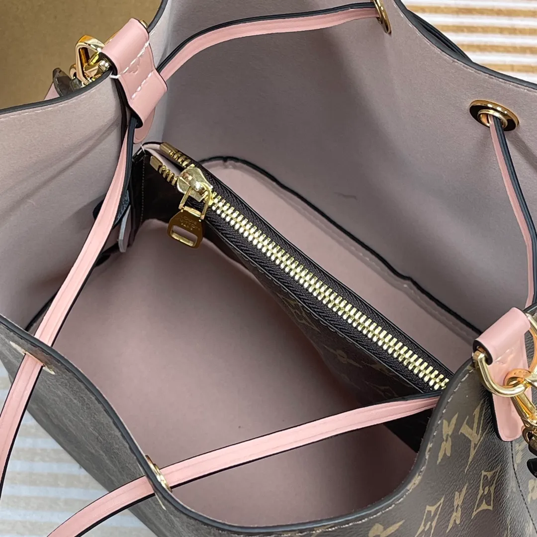 [Upgraded version] P600🐶Upgraded version. High quality. Semi-steel hardware. Comes with a full set of packaging and delivery with wide shoulder straps❣️Real shot. M44022🐶NEONOE handbag Noé, the champagne wine bag born in 1932, returns to the 2017 spring series with a new look. The trendy bucket bag Néonoé is made of soft Monogram canvas fabric and decorated with colorful calfskin. The adjustable shoulder strap allows for a modern cross-body style. Dimensions: 26.0x 26.0x 17.5 cm