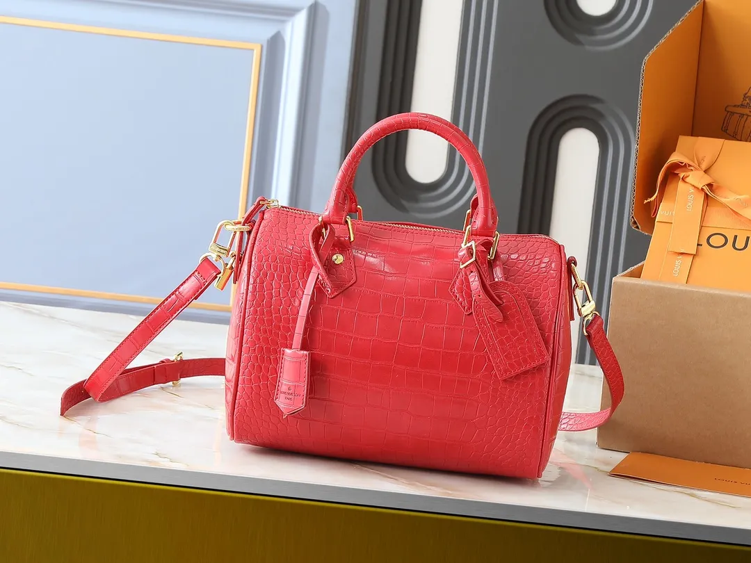 💰300💰Upgraded from the original M89108 M40390 crocodile pattern. This Speedy Bandoulière 25 Monogram Leather handbag is made of soft cow leather and uses the Monogram pattern to reproduce the sophisticated look and feel of the canvas print. Dazzling metal hardware, sheepskin lining and nameplate all reflect Creative Director Pharrell Williams' relentless attention to detail. Dimensions: 25x15x15
