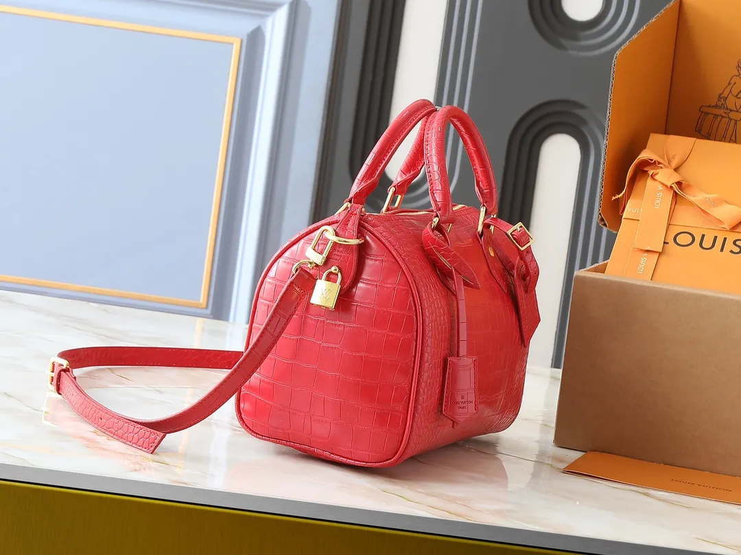 💰300💰Upgraded from the original M89108 M40390 crocodile pattern. This Speedy Bandoulière 25 Monogram Leather handbag is made of soft cow leather and uses the Monogram pattern to reproduce the sophisticated look and feel of the canvas print. Dazzling metal hardware, sheepskin lining and nameplate all reflect Creative Director Pharrell Williams' relentless attention to detail. Dimensions: 25x15x15