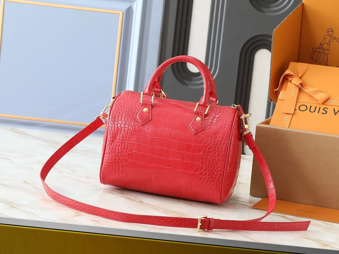 💰300💰Upgraded from the original M89108 M40390 crocodile pattern. This Speedy Bandoulière 25 Monogram Leather handbag is made of soft cow leather and uses the Monogram pattern to reproduce the sophisticated look and feel of the canvas print. Dazzling metal hardware, sheepskin lining and nameplate all reflect Creative Director Pharrell Williams' relentless attention to detail. Dimensions: 25x15x15