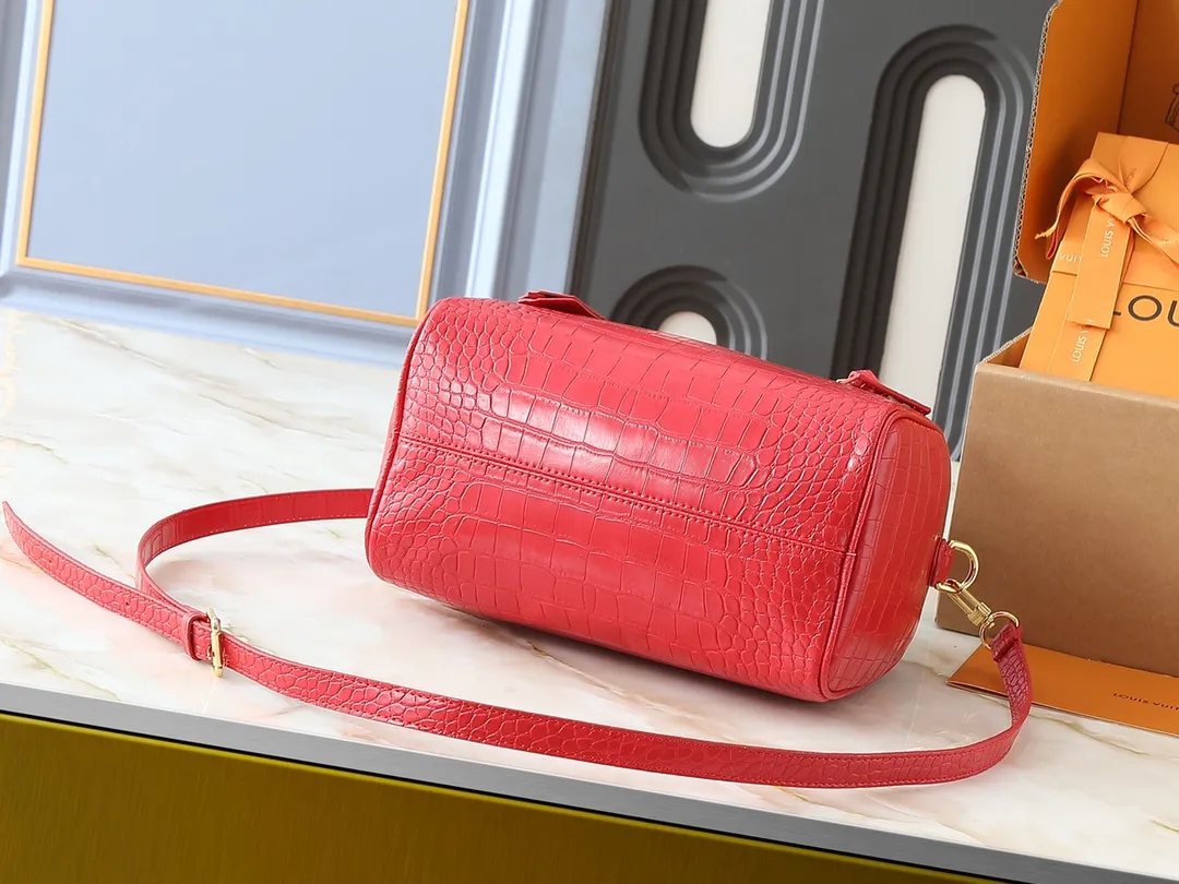 💰300💰Upgraded from the original M89108 M40390 crocodile pattern. This Speedy Bandoulière 25 Monogram Leather handbag is made of soft cow leather and uses the Monogram pattern to reproduce the sophisticated look and feel of the canvas print. Dazzling metal hardware, sheepskin lining and nameplate all reflect Creative Director Pharrell Williams' relentless attention to detail. Dimensions: 25x15x15