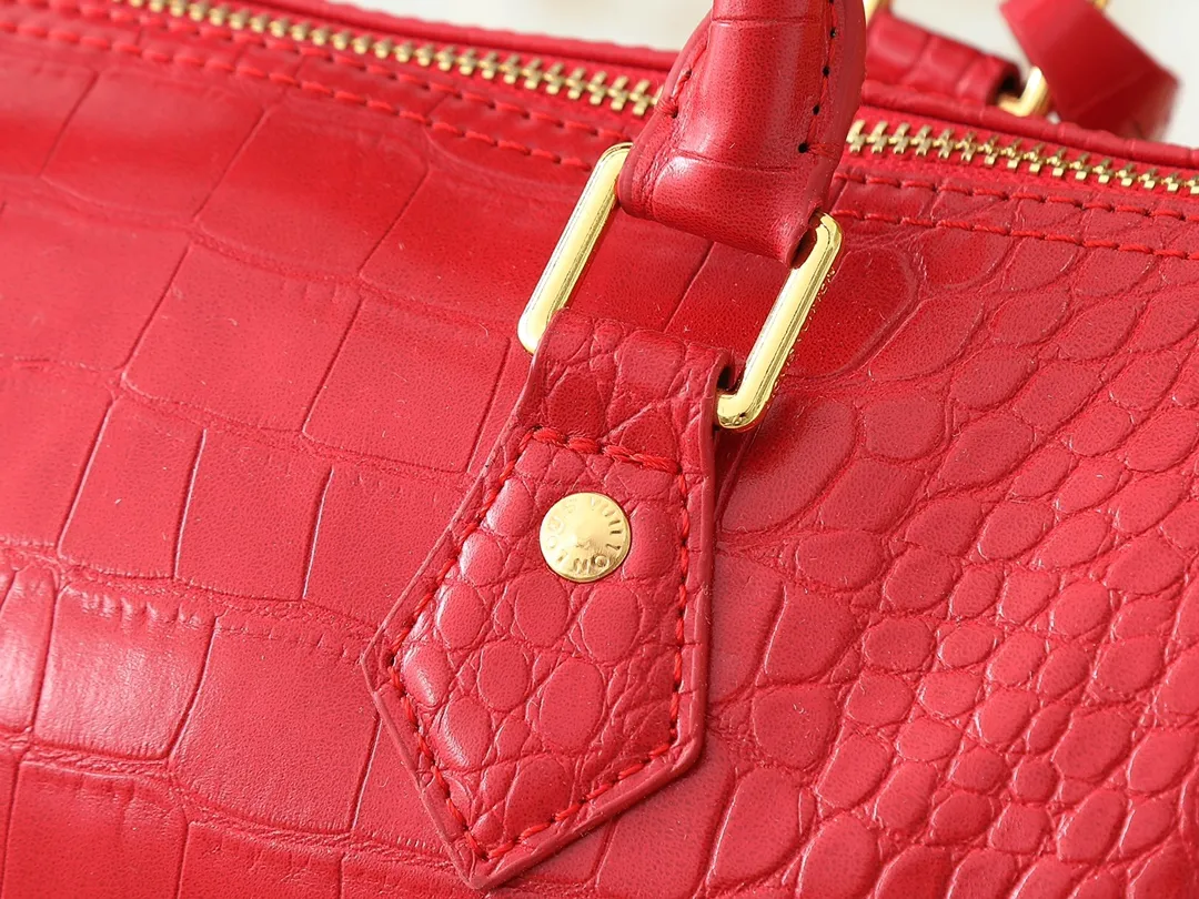 💰300💰Upgraded from the original M89108 M40390 crocodile pattern. This Speedy Bandoulière 25 Monogram Leather handbag is made of soft cow leather and uses the Monogram pattern to reproduce the sophisticated look and feel of the canvas print. Dazzling metal hardware, sheepskin lining and nameplate all reflect Creative Director Pharrell Williams' relentless attention to detail. Dimensions: 25x15x15