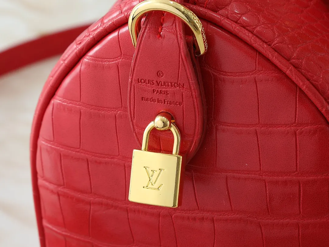 💰300💰Upgraded from the original M89108 M40390 crocodile pattern. This Speedy Bandoulière 25 Monogram Leather handbag is made of soft cow leather and uses the Monogram pattern to reproduce the sophisticated look and feel of the canvas print. Dazzling metal hardware, sheepskin lining and nameplate all reflect Creative Director Pharrell Williams' relentless attention to detail. Dimensions: 25x15x15