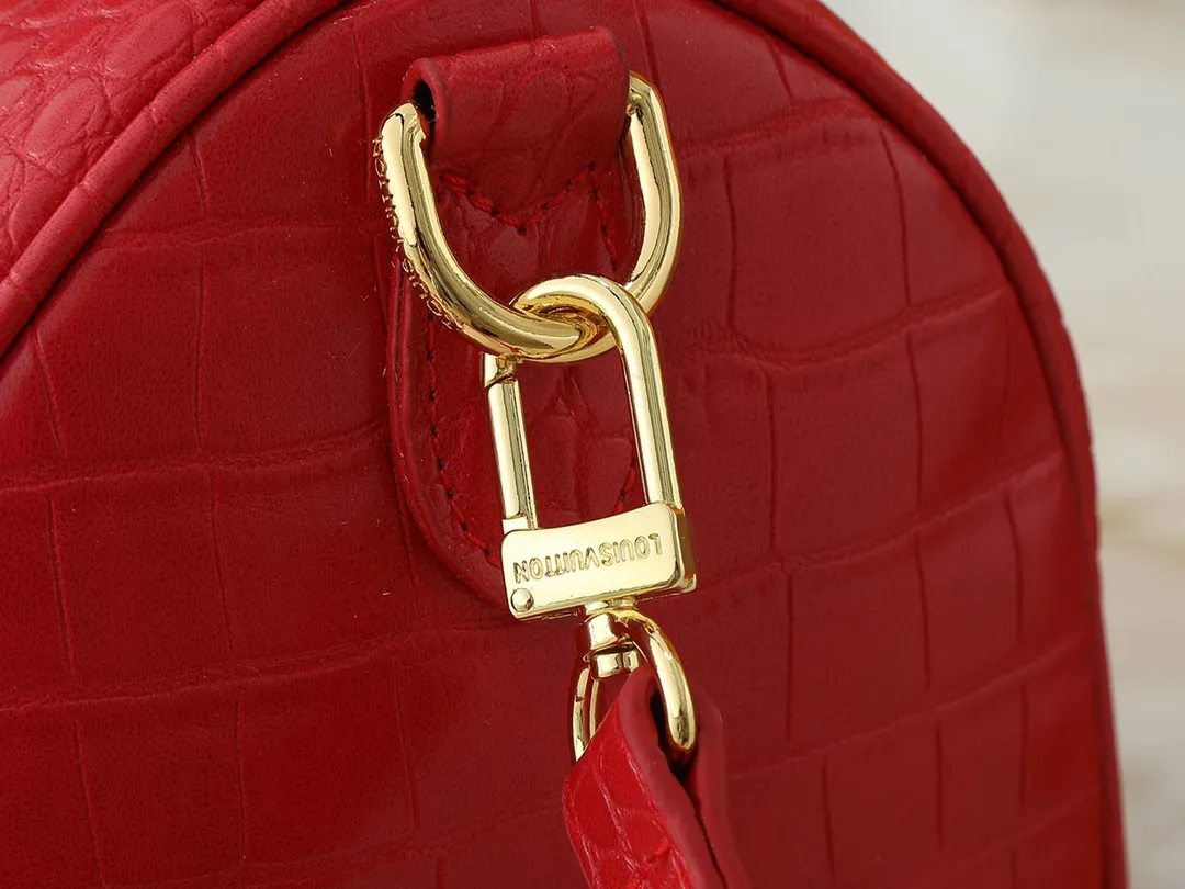 💰300💰Upgraded from the original M89108 M40390 crocodile pattern. This Speedy Bandoulière 25 Monogram Leather handbag is made of soft cow leather and uses the Monogram pattern to reproduce the sophisticated look and feel of the canvas print. Dazzling metal hardware, sheepskin lining and nameplate all reflect Creative Director Pharrell Williams' relentless attention to detail. Dimensions: 25x15x15