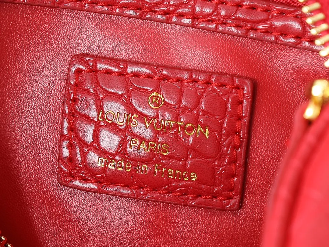 💰300💰Upgraded from the original M89108 M40390 crocodile pattern. This Speedy Bandoulière 25 Monogram Leather handbag is made of soft cow leather and uses the Monogram pattern to reproduce the sophisticated look and feel of the canvas print. Dazzling metal hardware, sheepskin lining and nameplate all reflect Creative Director Pharrell Williams' relentless attention to detail. Dimensions: 25x15x15