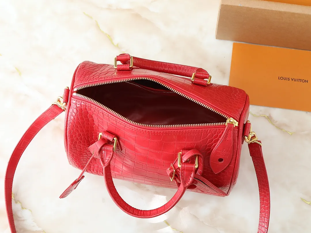 💰300💰Upgraded from the original M89108 M40390 crocodile pattern. This Speedy Bandoulière 25 Monogram Leather handbag is made of soft cow leather and uses the Monogram pattern to reproduce the sophisticated look and feel of the canvas print. Dazzling metal hardware, sheepskin lining and nameplate all reflect Creative Director Pharrell Williams' relentless attention to detail. Dimensions: 25x15x15