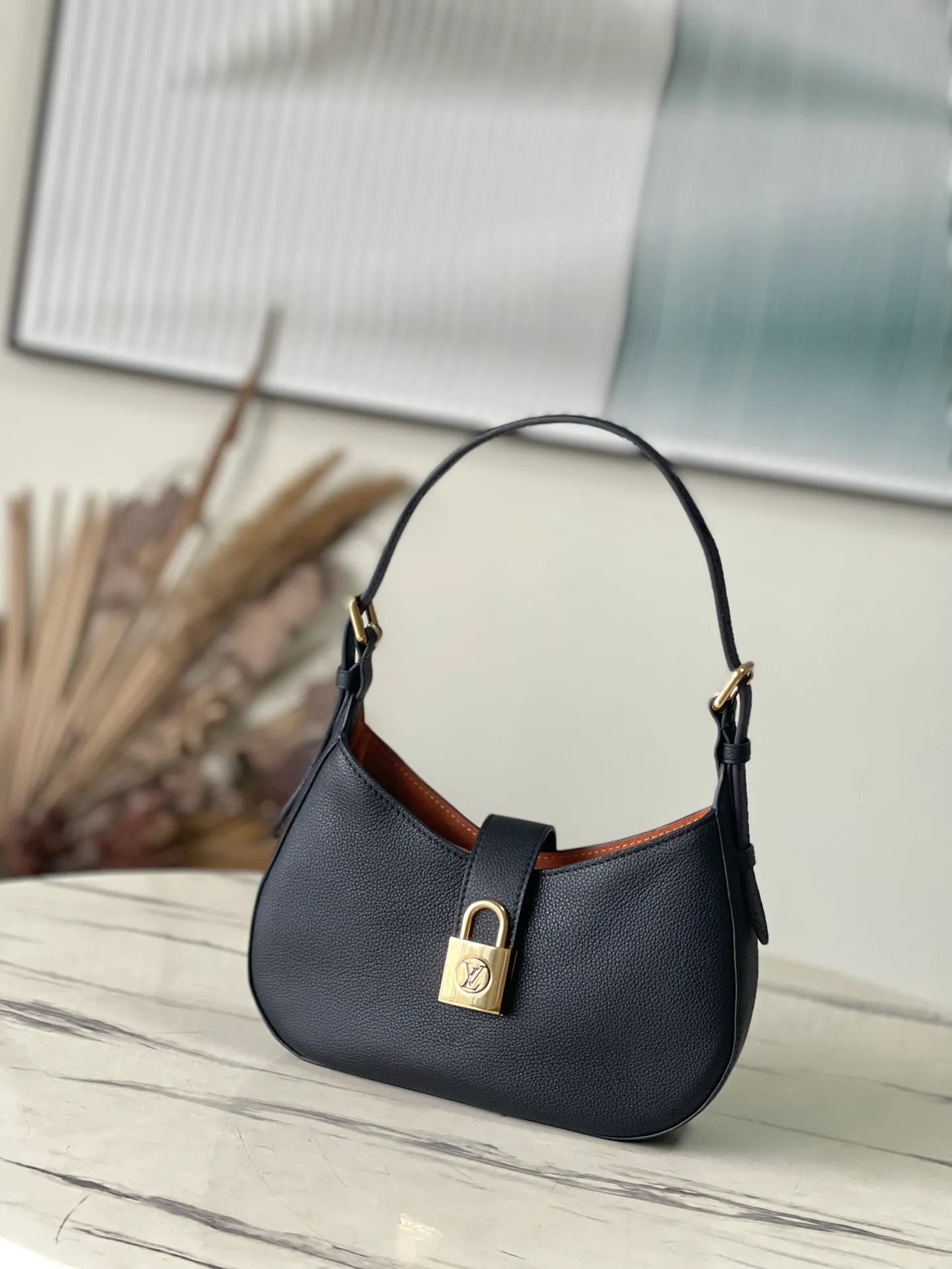 💰1020 (top-grain leather) top original order M24611 black. This Low Key Shoulder Bag once again proves the brand's exquisite craftsmanship with its gorgeous design. Soft cow leather is dip-dyed in a calm tone. The adjustable shoulder size and suede inner panel add a sophisticated touch. The classic V strap ensures the safety of your belongings without skin. Dimensions: 26 × 18 × 7 cm