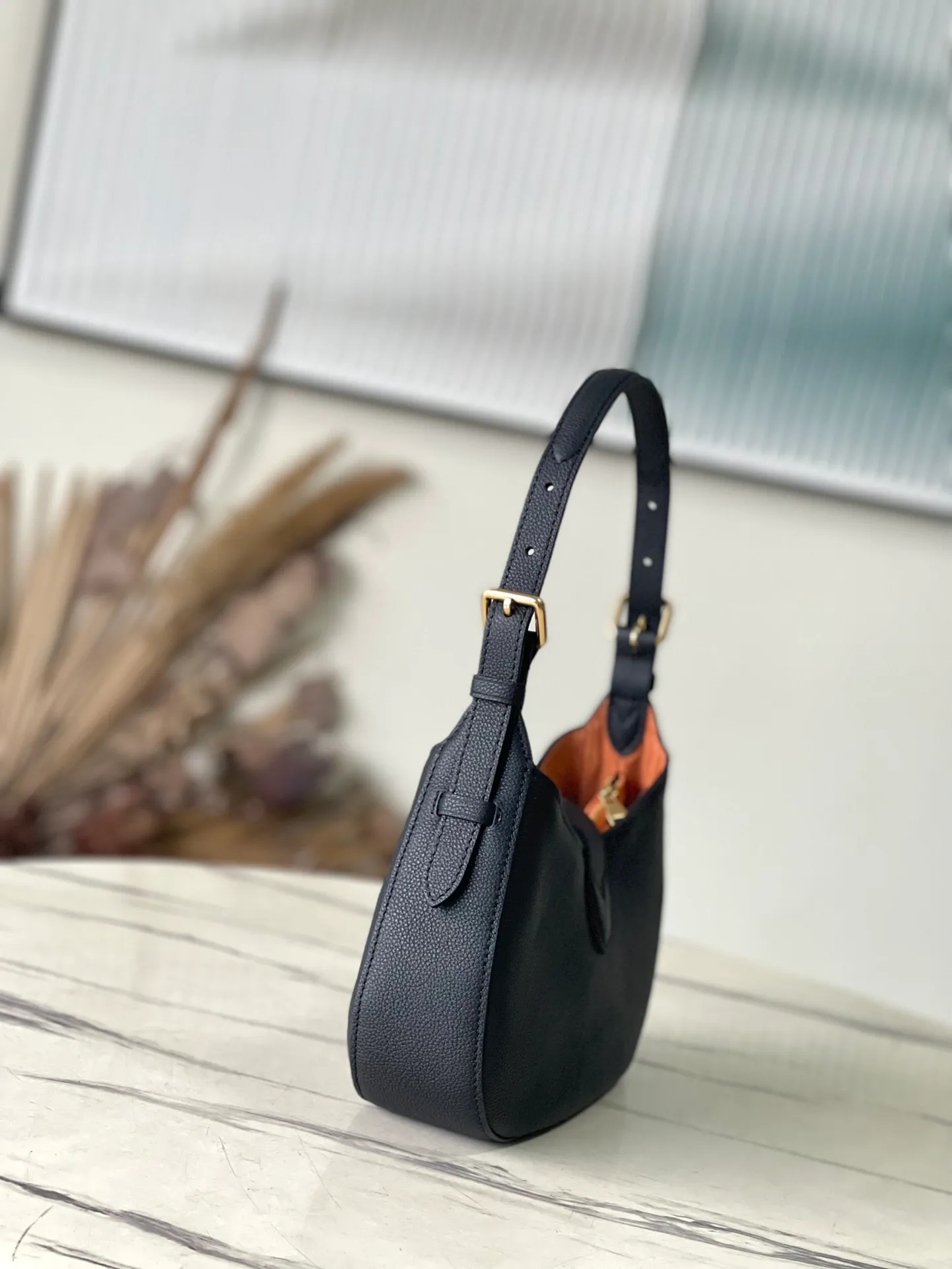 💰1020 (top-grain leather) top original order M24611 black. This Low Key Shoulder Bag once again proves the brand's exquisite craftsmanship with its gorgeous design. Soft cow leather is dip-dyed in a calm tone. The adjustable shoulder size and suede inner panel add a sophisticated touch. The classic V strap ensures the safety of your belongings without skin. Dimensions: 26 × 18 × 7 cm