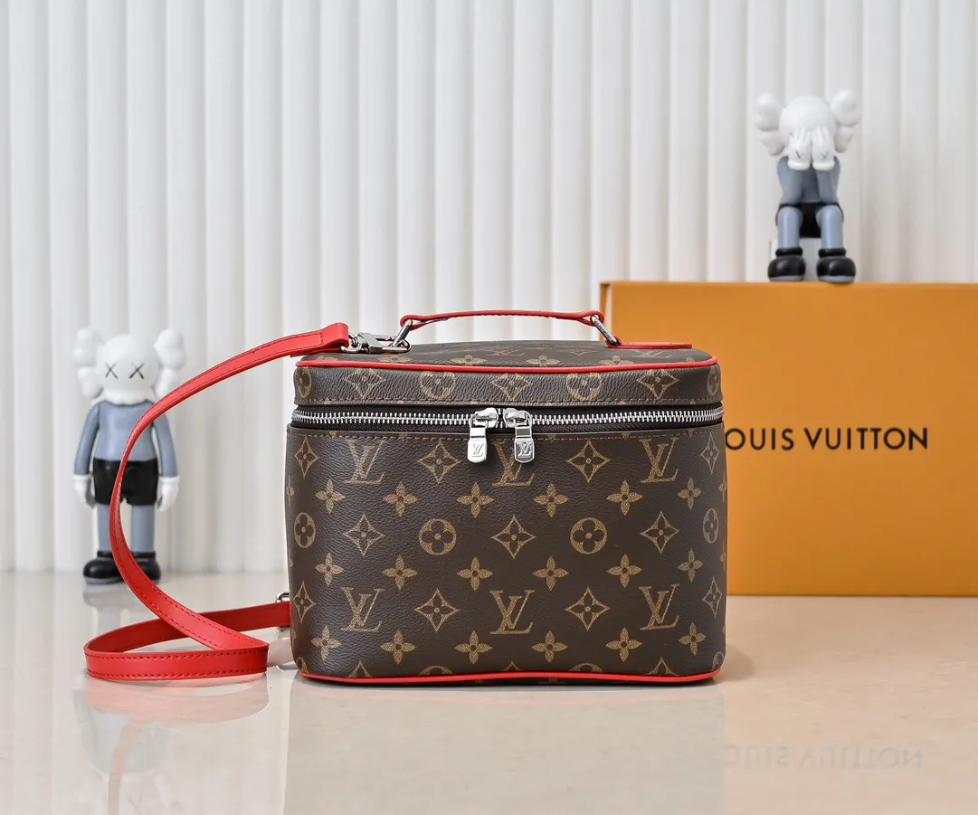 Batch 320💰Upgraded original version ✨M42265 This style is inspired by the iconic Nice cosmetic bag. This elegant toiletry bag is a personalized choice for carrying basic beauty supplies. A hidden zip pocket on the inside of the flap can store especially valuable personal items. - Top woven handle - Monogram coated canvas fabric - Louis Vuitton special coated canvas washable lining - Natural cowhide leather trim - Gold metal hardware - Double-layer zipper closure - Large capacity inside the bag - Zippered pocket on the inside of the flap - Several patch pockets inside - size 24×14×17.