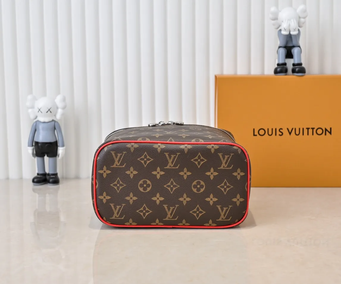 Batch 320💰Upgraded original version ✨M42265 This style is inspired by the iconic Nice cosmetic bag. This elegant toiletry bag is a personalized choice for carrying basic beauty supplies. A hidden zip pocket on the inside of the flap can store especially valuable personal items. - Top woven handle - Monogram coated canvas fabric - Louis Vuitton special coated canvas washable lining - Natural cowhide leather trim - Gold metal hardware - Double-layer zipper closure - Large capacity inside the bag - Zippered pocket on the inside of the flap - Several patch pockets inside - size 24×14×17.