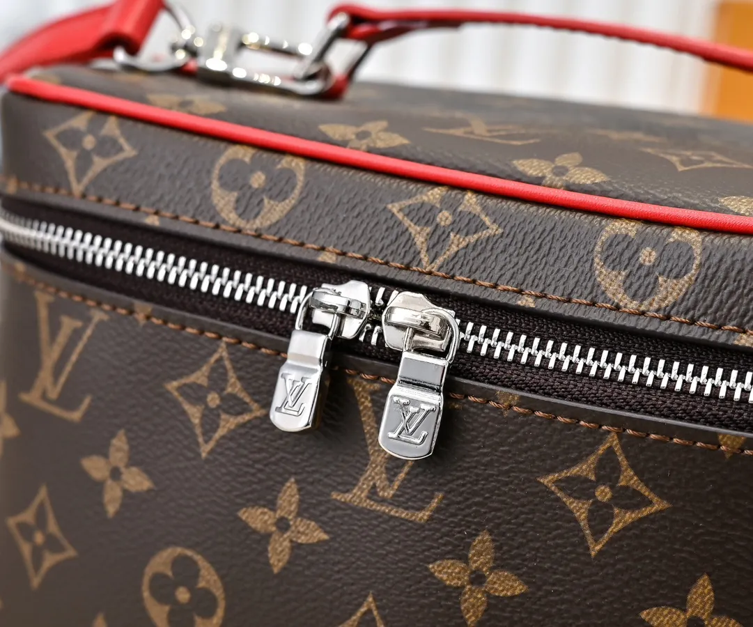 Batch 320💰Upgraded original version ✨M42265 This style is inspired by the iconic Nice cosmetic bag. This elegant toiletry bag is a personalized choice for carrying basic beauty supplies. A hidden zip pocket on the inside of the flap can store especially valuable personal items. - Top woven handle - Monogram coated canvas fabric - Louis Vuitton special coated canvas washable lining - Natural cowhide leather trim - Gold metal hardware - Double-layer zipper closure - Large capacity inside the bag - Zippered pocket on the inside of the flap - Several patch pockets inside - size 24×14×17.