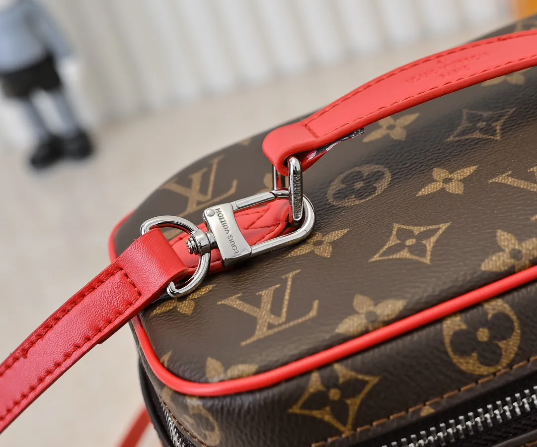 Batch 320💰Upgraded original version ✨M42265 This style is inspired by the iconic Nice cosmetic bag. This elegant toiletry bag is a personalized choice for carrying basic beauty supplies. A hidden zip pocket on the inside of the flap can store especially valuable personal items. - Top woven handle - Monogram coated canvas fabric - Louis Vuitton special coated canvas washable lining - Natural cowhide leather trim - Gold metal hardware - Double-layer zipper closure - Large capacity inside the bag - Zippered pocket on the inside of the flap - Several patch pockets inside - size 24×14×17.