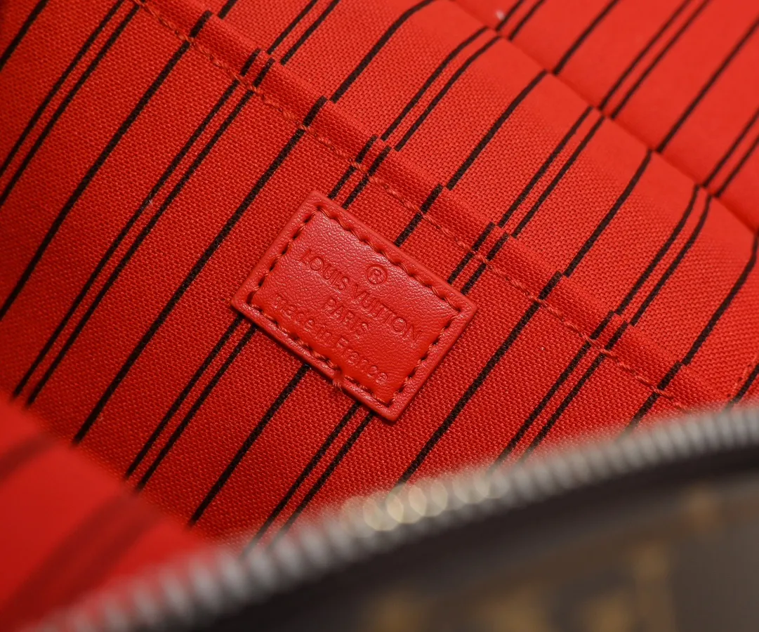 Batch 320💰Upgraded original version ✨M42265 This style is inspired by the iconic Nice cosmetic bag. This elegant toiletry bag is a personalized choice for carrying basic beauty supplies. A hidden zip pocket on the inside of the flap can store especially valuable personal items. - Top woven handle - Monogram coated canvas fabric - Louis Vuitton special coated canvas washable lining - Natural cowhide leather trim - Gold metal hardware - Double-layer zipper closure - Large capacity inside the bag - Zippered pocket on the inside of the flap - Several patch pockets inside - size 24×14×17.