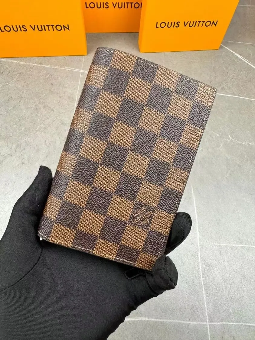 P100💰 M64502! The perfect companion for traveling in style. Lined with luxurious grained calfskin and featuring a multi-compartment interior, this is a classic travel accessory. The image of a giraffe carrying a gorgeous Louis Vuitton handbag and making a shopping spree transforms this elegant passport holder into the embodiment of cuteness. 10.0 x 14.0 x 2.5 cm (length x height x width).