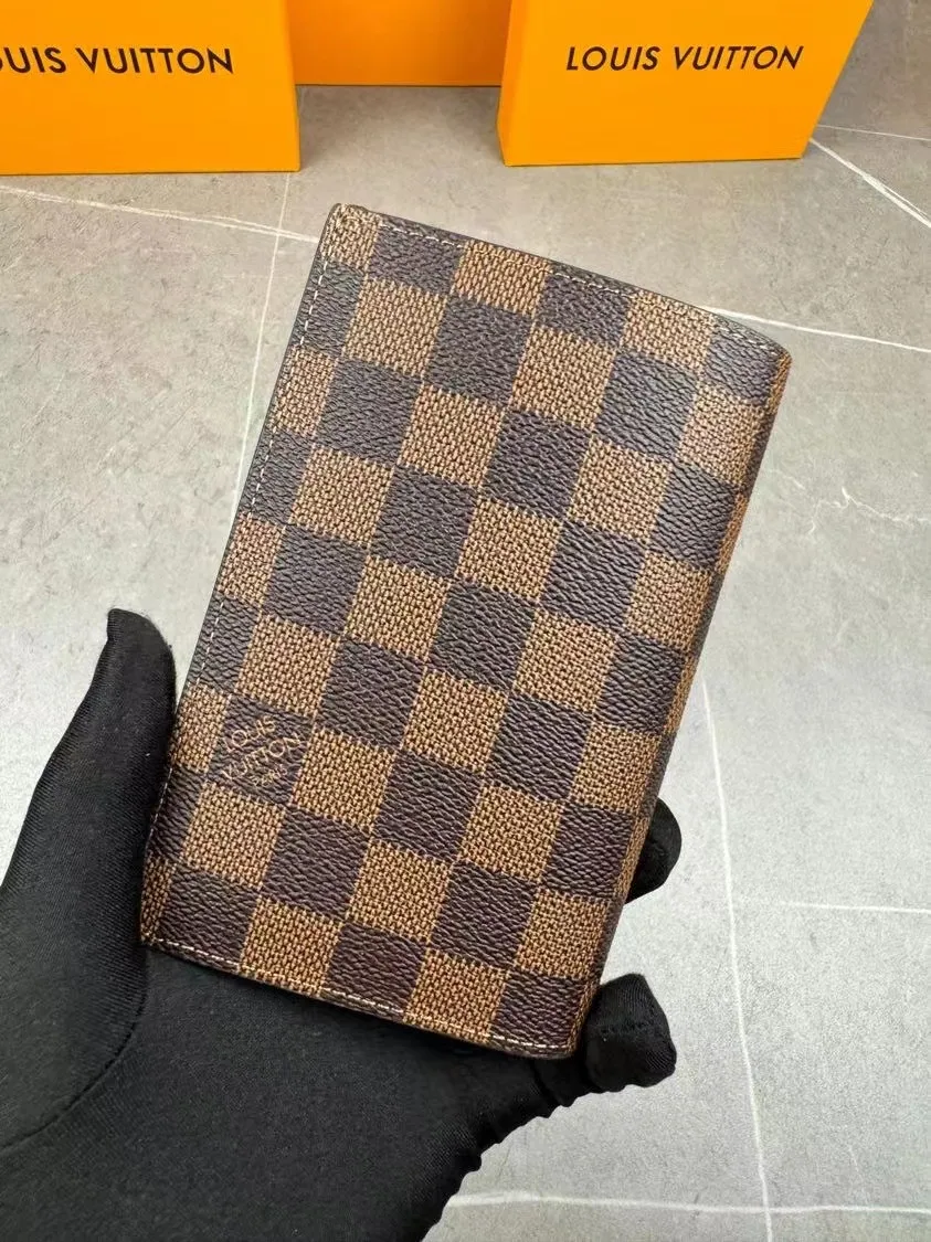 P100💰 M64502! The perfect companion for traveling in style. Lined with luxurious grained calfskin and featuring a multi-compartment interior, this is a classic travel accessory. The image of a giraffe carrying a gorgeous Louis Vuitton handbag and making a shopping spree transforms this elegant passport holder into the embodiment of cuteness. 10.0 x 14.0 x 2.5 cm (length x height x width).