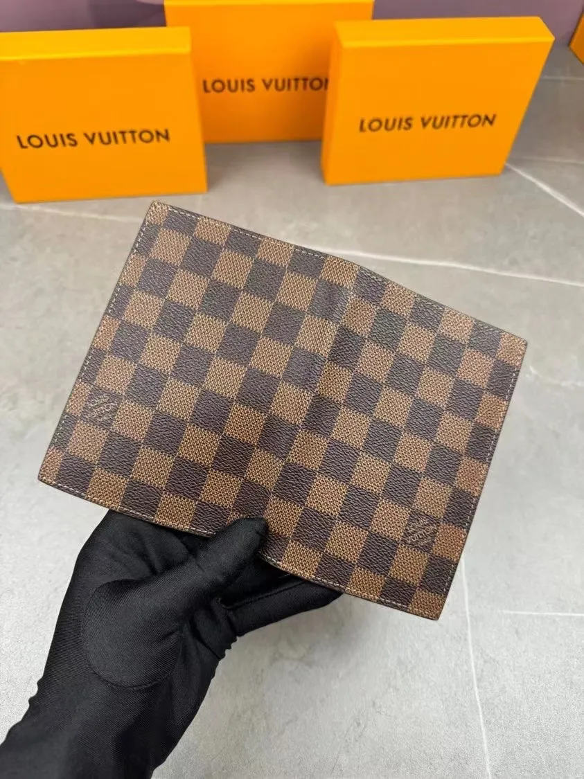 P100💰 M64502! The perfect companion for traveling in style. Lined with luxurious grained calfskin and featuring a multi-compartment interior, this is a classic travel accessory. The image of a giraffe carrying a gorgeous Louis Vuitton handbag and making a shopping spree transforms this elegant passport holder into the embodiment of cuteness. 10.0 x 14.0 x 2.5 cm (length x height x width).