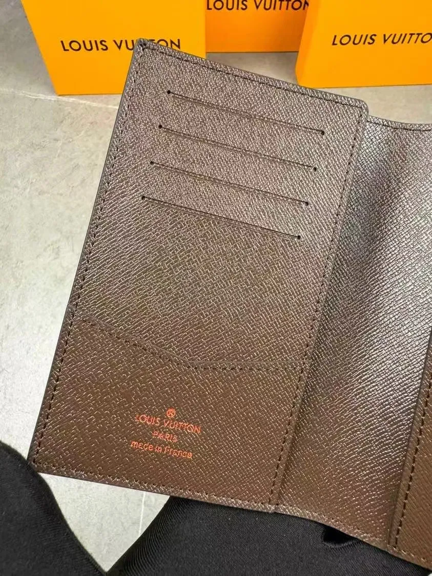 P100💰 M64502! The perfect companion for traveling in style. Lined with luxurious grained calfskin and featuring a multi-compartment interior, this is a classic travel accessory. The image of a giraffe carrying a gorgeous Louis Vuitton handbag and making a shopping spree transforms this elegant passport holder into the embodiment of cuteness. 10.0 x 14.0 x 2.5 cm (length x height x width).