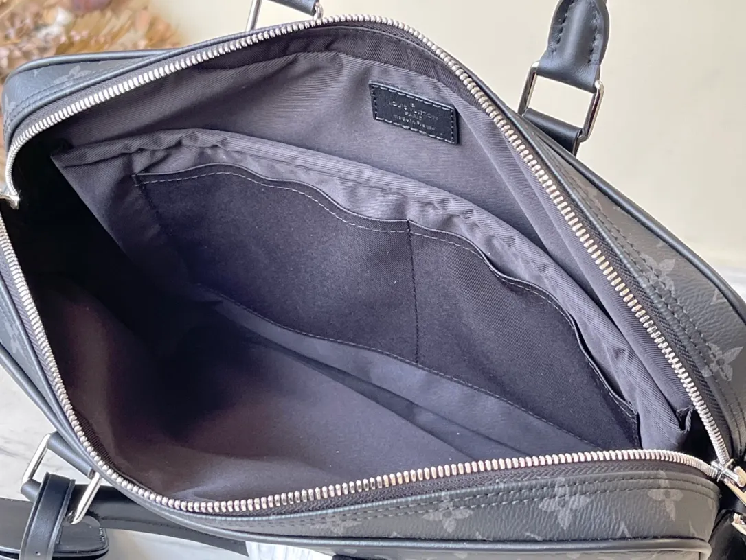 💰1000 Top Original M46457 This Voyage small briefcase is made of Damier Graphite coated canvas, with leather side straps, reinforced corners, top handles and nameplate. The outer pocket makes it easy to store a smartphone, the padded interior compartment holds a 13-inch laptop, and the removable and adjustable shoulder strap makes it comfortable to carry over the shoulder. Dimensions: 36.5 x 27.5 x 6 cm