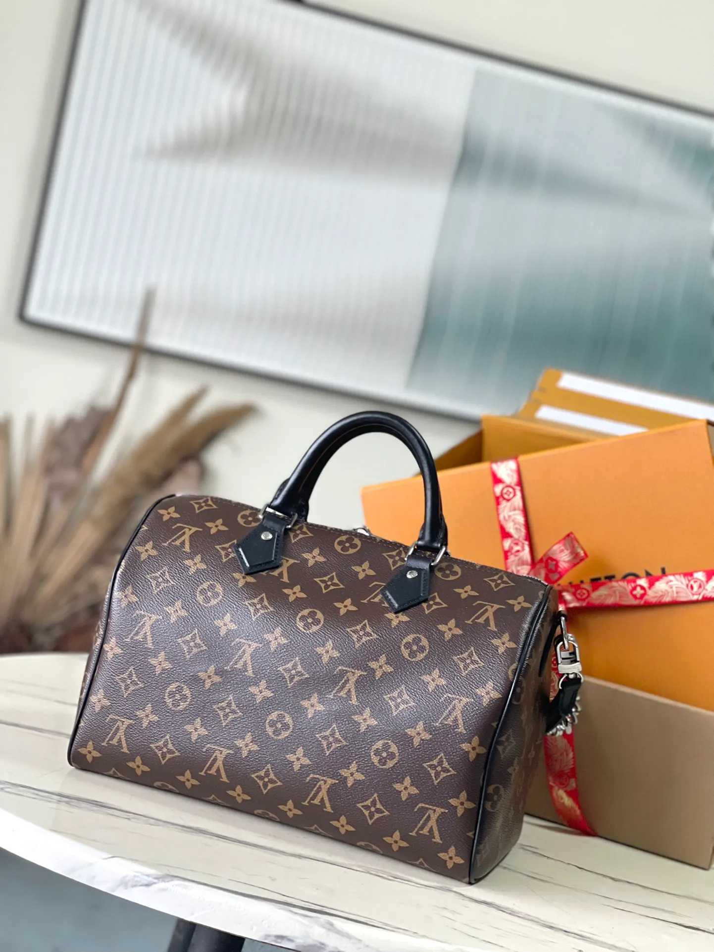 💰1100 The top original M12243 Speedy Soft 30 Dark handbag makes a good travel companion with its eye-catching style. The Monogram coated canvas bag is integrated with leather trim and a gothic chain. The ample structure has a zippered pocket inside to keep your passport and other important items safe. The brand name and tassels tell the exquisite details, and the Toron handle adds a novel touch. Dimensions: 30 × 21 × 17 cm