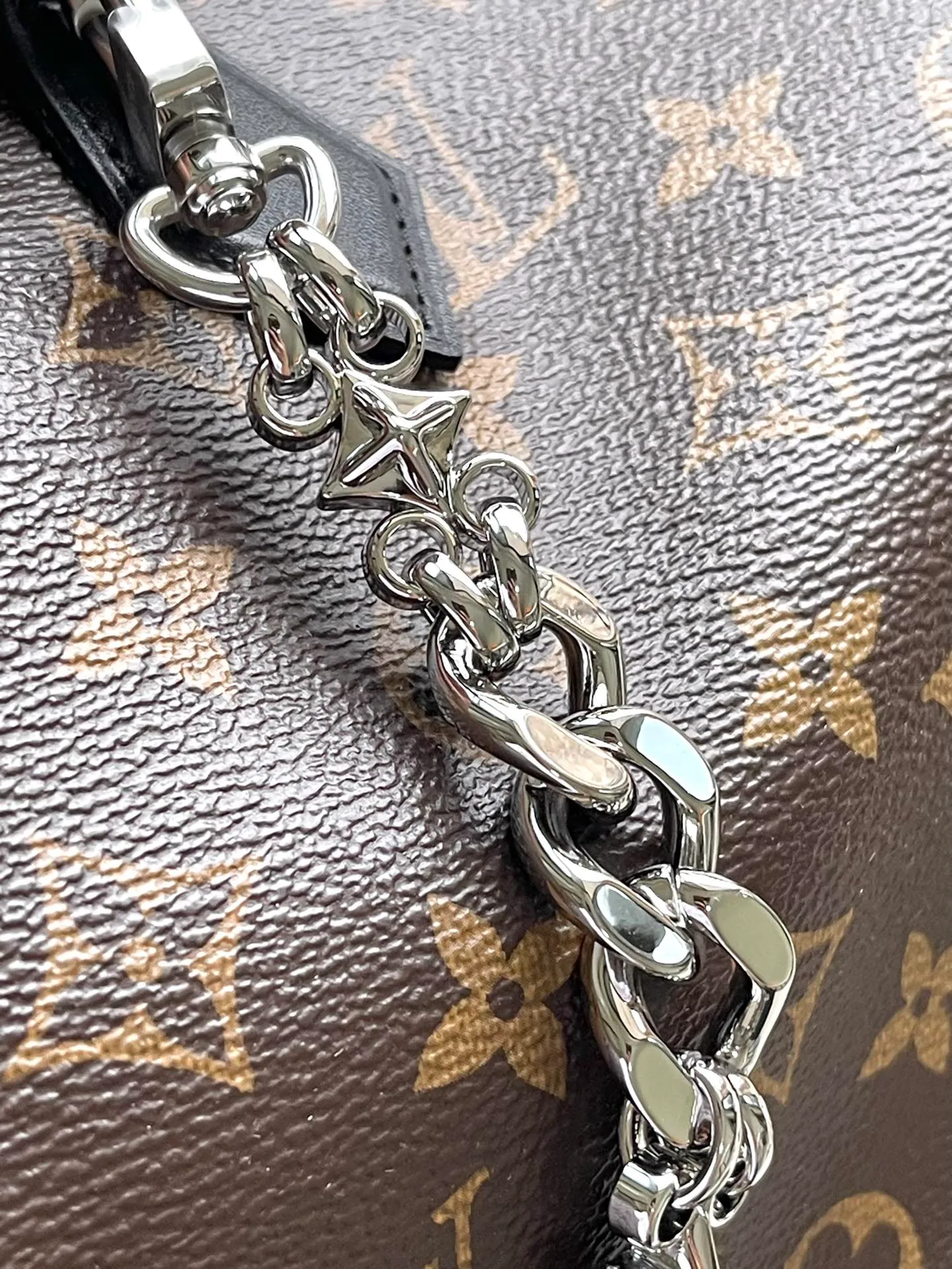 💰1100 The top original M12243 Speedy Soft 30 Dark handbag makes a good travel companion with its eye-catching style. The Monogram coated canvas bag is integrated with leather trim and a gothic chain. The ample structure has a zippered pocket inside to keep your passport and other important items safe. The brand name and tassels tell the exquisite details, and the Toron handle adds a novel touch. Dimensions: 30 × 21 × 17 cm