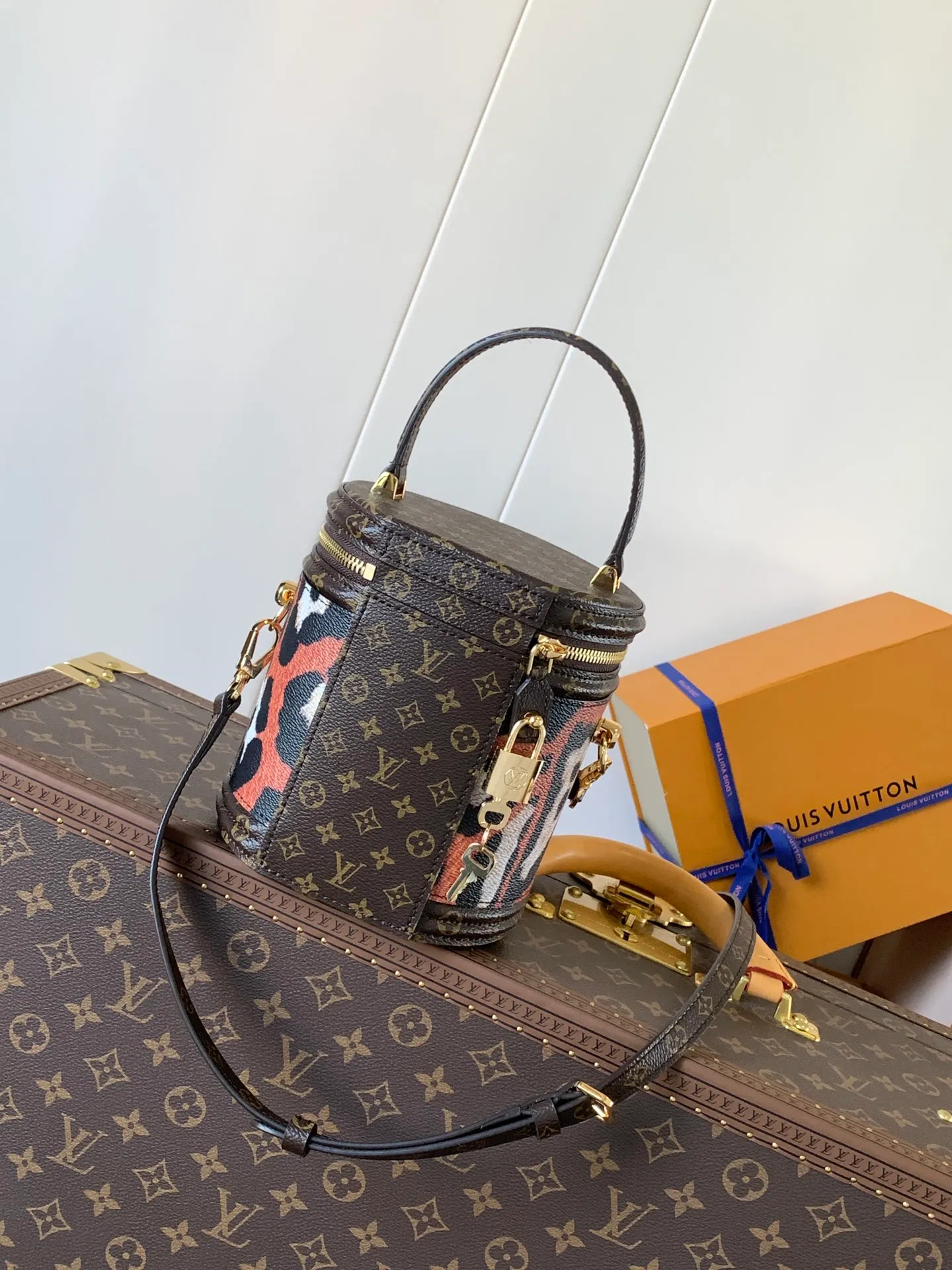 💰1020 Top original order, transcoding chip M13846 color M43986 VANITY handbag. Drawing on the shape of the historic LV Cannes cosmetic case. Women's wear artistic director Nicolas Ghesquière recreates the classic charm of the past with this semi-rigid handbag. Small size. Monogram and Monogram Reverse coated canvas mixed fabrics. An appearance design full of Louis Vuitton's traditional features. Very elegant. Equipped with top handles and removable leather shoulder straps. Provides multiple carrying methods size 15x17x15cm Collapse