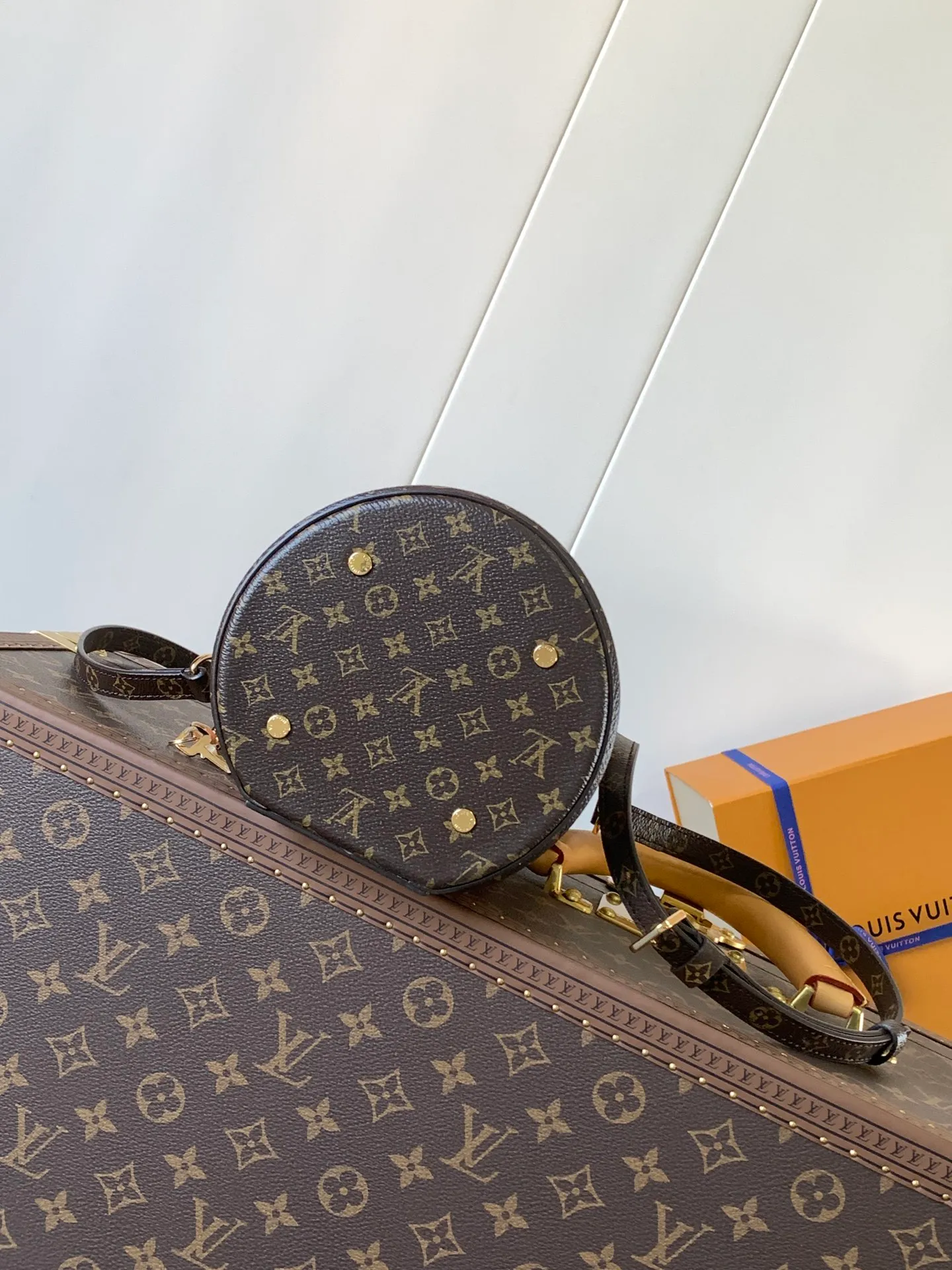 💰1020 Top original order, transcoding chip M13846 color M43986 VANITY handbag. Drawing on the shape of the historic LV Cannes cosmetic case. Women's wear artistic director Nicolas Ghesquière recreates the classic charm of the past with this semi-rigid handbag. Small size. Monogram and Monogram Reverse coated canvas mixed fabrics. An appearance design full of Louis Vuitton's traditional features. Very elegant. Equipped with top handles and removable leather shoulder straps. Provides multiple carrying methods size 15x17x15cm Collapse