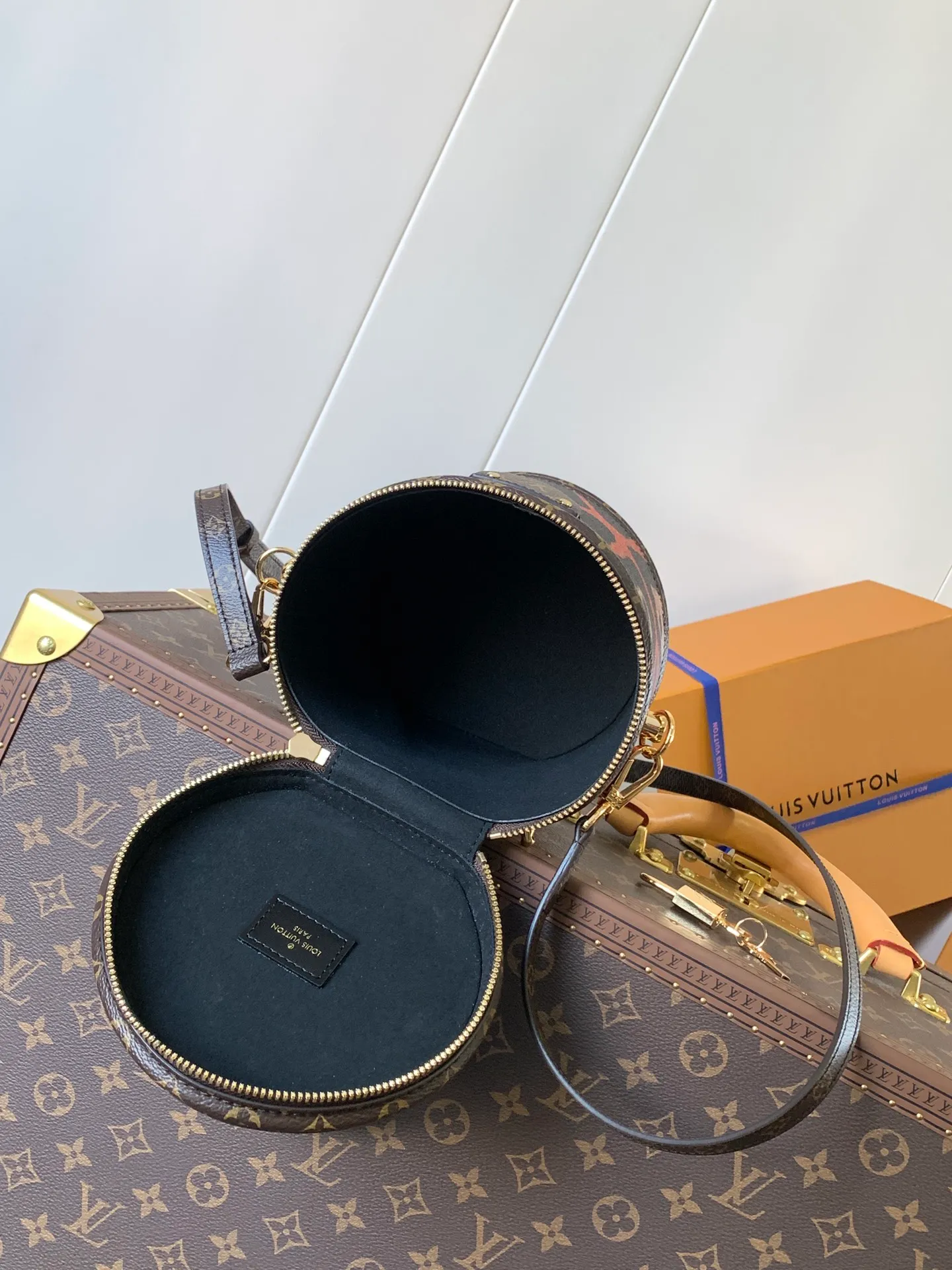 💰1020 Top original order, transcoding chip M13846 color M43986 VANITY handbag. Drawing on the shape of the historic LV Cannes cosmetic case. Women's wear artistic director Nicolas Ghesquière recreates the classic charm of the past with this semi-rigid handbag. Small size. Monogram and Monogram Reverse coated canvas mixed fabrics. An appearance design full of Louis Vuitton's traditional features. Very elegant. Equipped with top handles and removable leather shoulder straps. Provides multiple carrying methods size 15x17x15cm Collapse