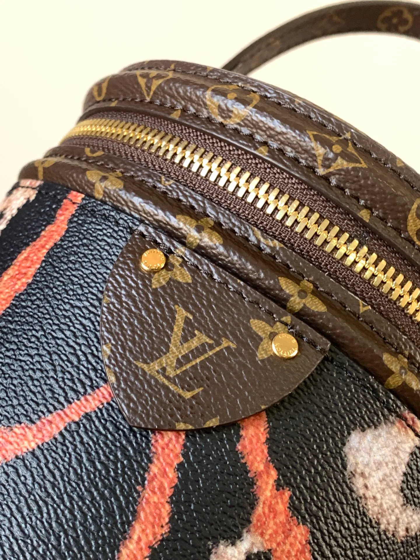 💰1020 Top original order, transcoding chip M13846 color M43986 VANITY handbag. Drawing on the shape of the historic LV Cannes cosmetic case. Women's wear artistic director Nicolas Ghesquière recreates the classic charm of the past with this semi-rigid handbag. Small size. Monogram and Monogram Reverse coated canvas mixed fabrics. An appearance design full of Louis Vuitton's traditional features. Very elegant. Equipped with top handles and removable leather shoulder straps. Provides multiple carrying methods size 15x17x15cm Collapse
