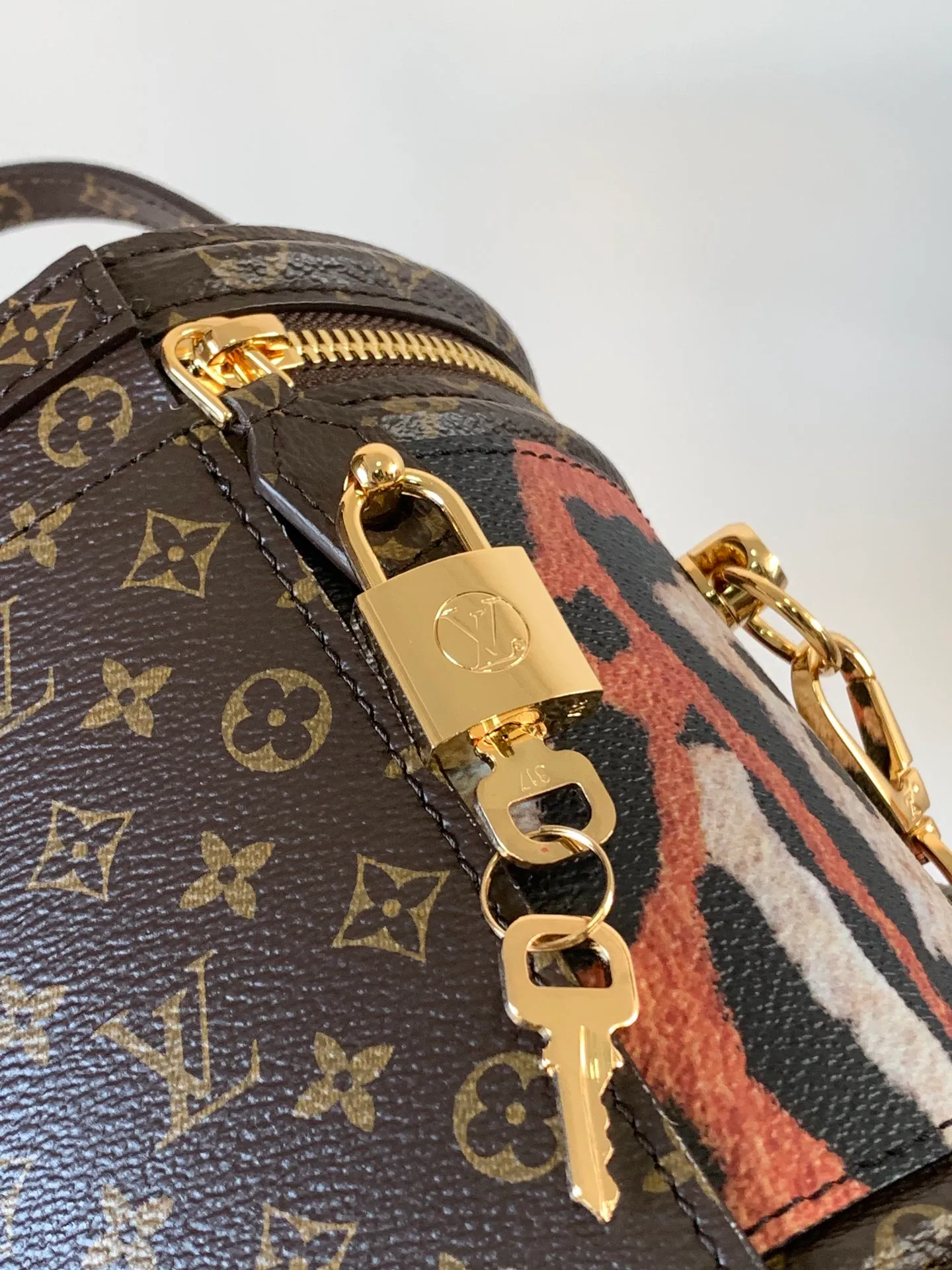 💰1020 Top original order, transcoding chip M13846 color M43986 VANITY handbag. Drawing on the shape of the historic LV Cannes cosmetic case. Women's wear artistic director Nicolas Ghesquière recreates the classic charm of the past with this semi-rigid handbag. Small size. Monogram and Monogram Reverse coated canvas mixed fabrics. An appearance design full of Louis Vuitton's traditional features. Very elegant. Equipped with top handles and removable leather shoulder straps. Provides multiple carrying methods size 15x17x15cm Collapse