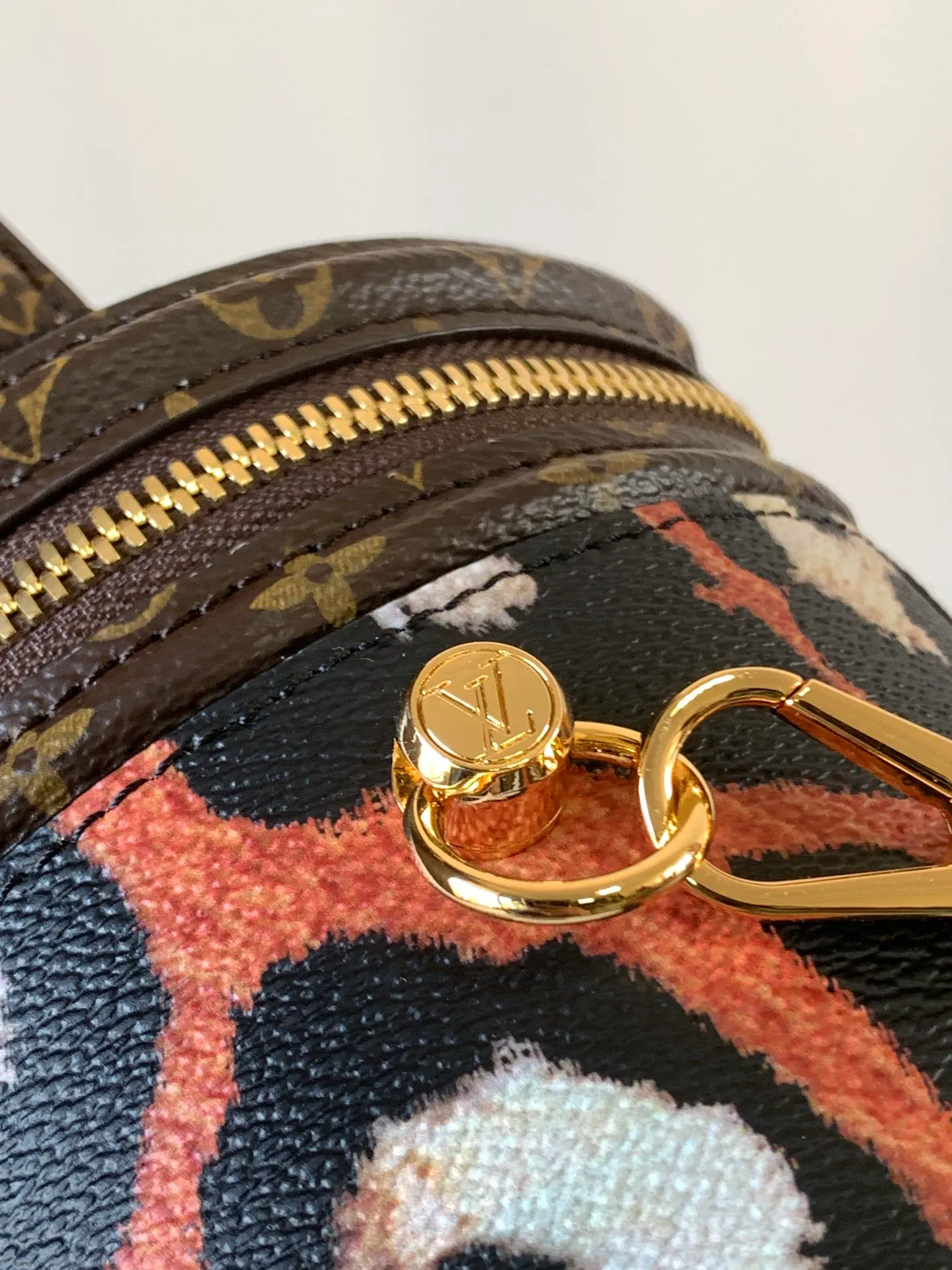 💰1020 Top original order, transcoding chip M13846 color M43986 VANITY handbag. Drawing on the shape of the historic LV Cannes cosmetic case. Women's wear artistic director Nicolas Ghesquière recreates the classic charm of the past with this semi-rigid handbag. Small size. Monogram and Monogram Reverse coated canvas mixed fabrics. An appearance design full of Louis Vuitton's traditional features. Very elegant. Equipped with top handles and removable leather shoulder straps. Provides multiple carrying methods size 15x17x15cm Collapse